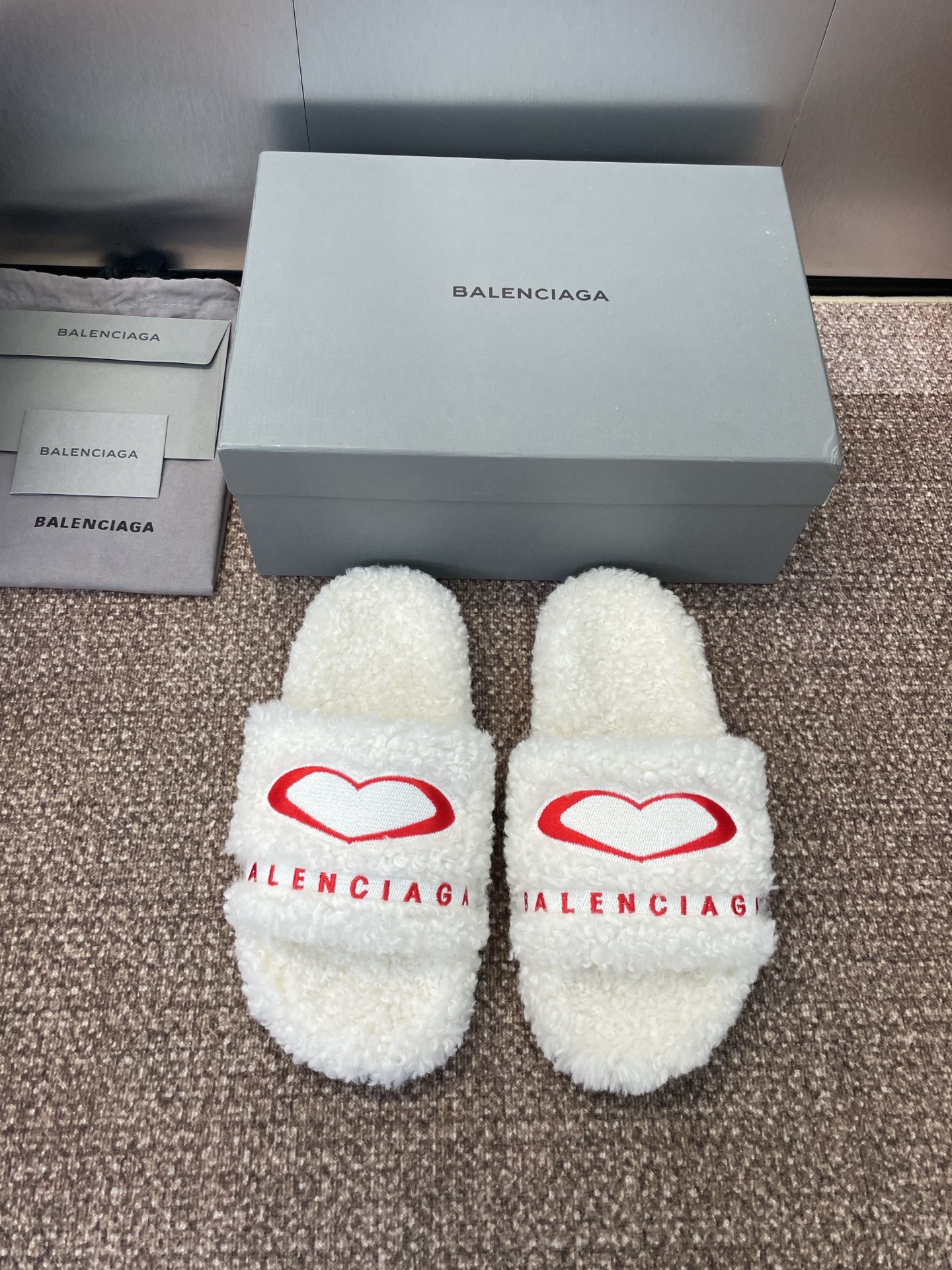 NO:483625,BALENCIAGA 2025 autumn and winter new warm women's shoes Balenciaga star same letter logo flat-soled round-toe fur slippers market top version Material upper imported lamb wool + lamb wool inner lining + original mold open sole Size: 34-46 (34.40.41.42.43.44.45.46 customized without return or exchange), fur shoes slippers, balenciaga, balenciaga, slippers19860909BALENCIAGA 2025秋冬新款保暖女鞋 巴黎世家明星同款字母logo平底圆头毛毛拖鞋 市场顶级版本 材质鞋面进口羊羔毛+羊羔毛内里+原版开模大底 Size:34-46(34.40.41.42.43.44.45.46定制不退换）,毛毛鞋拖鞋,balenciaga,balenciaga,slippers,Women's Shoes