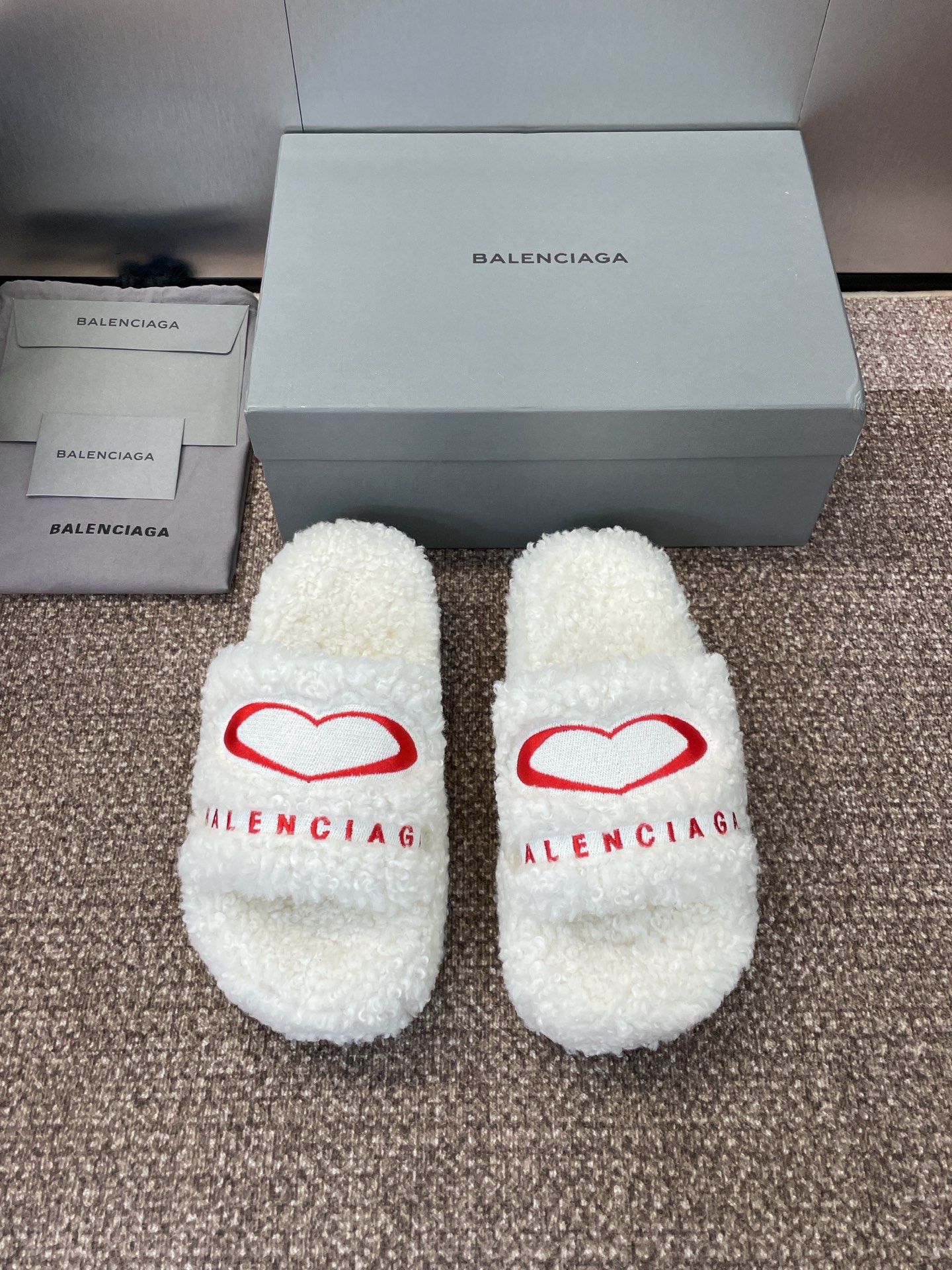 NO:483632,BALENCIAGA 2025 autumn and winter new warm home women's shoes Balenciaga star same letter logo thick sole round toe color-blocked fur slippers market top version Material upper imported lamb wool + lamb wool inner lining + original mold open-molded sole Sole thickness: 5CM Size: 34-41 (34.40.41 custom-made without return or exchange), fur shoes slippers, balenciaga, balenciaga, slippers19860909BALENCIAGA 2025秋冬新款保暖居家女鞋 巴黎世家明星同款字母logo厚底圆头拼色毛毛拖鞋 市场顶级版本 材质鞋面进口羊羔毛+羊羔毛内里+原版开模大底 底厚:5CM Size:34-41(34.40.41定制不退换）,毛毛鞋拖鞋,balenciaga,balenciaga,slippers,Women's Shoes
