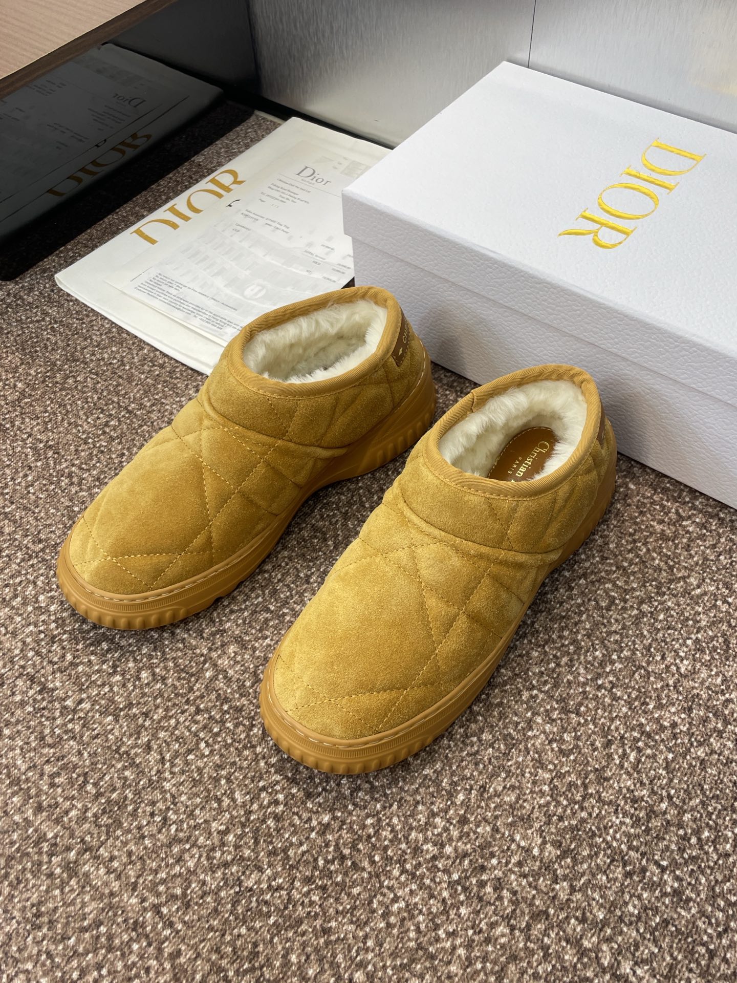 D-Chez Moi Shearling Slippers: Luxurious Comfort with Iconic Cannage Stitching 4 i1757451071709 366 0 2