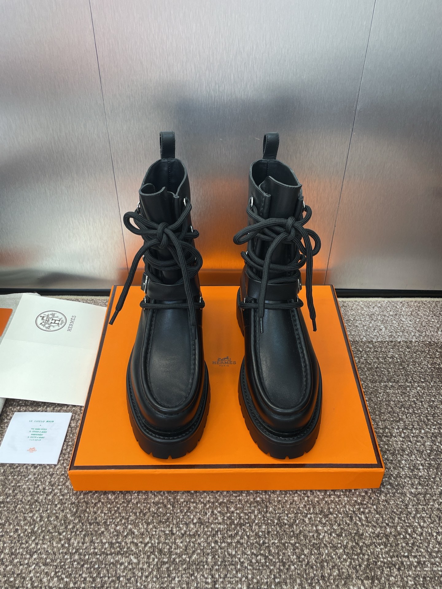 NO:486566,Dongguan goods Purchase grade Hermes 2025 autumn and winter new Land punk style lace-up and nude women's short boots H-family star letter logo hardware buckle thick sole low heel round-head motorcycle rider military boots Material: imported calfskin upper + water dyed cowhide inner lining + original molded leather edge rubber sole Heel height: 3.5CM Size35-39 (40 custom-made without return), boots, hermes, hermes, boots, cowhide19860909莞货 代购级 Hermes 爱马仕 2025秋冬新款 Land 朋克风格系带及裸女短靴 H家明星同款字母logo五金扣厚底低跟圆头机车骑士军靴 材质:鞋面进口小牛皮+水染牛皮内里+原版开模真皮沿条橡胶大底 跟高:3.5CM Size35-39(40定制不退换),靴子,hermes,hermes,boots,cowhide,Women's Shoes