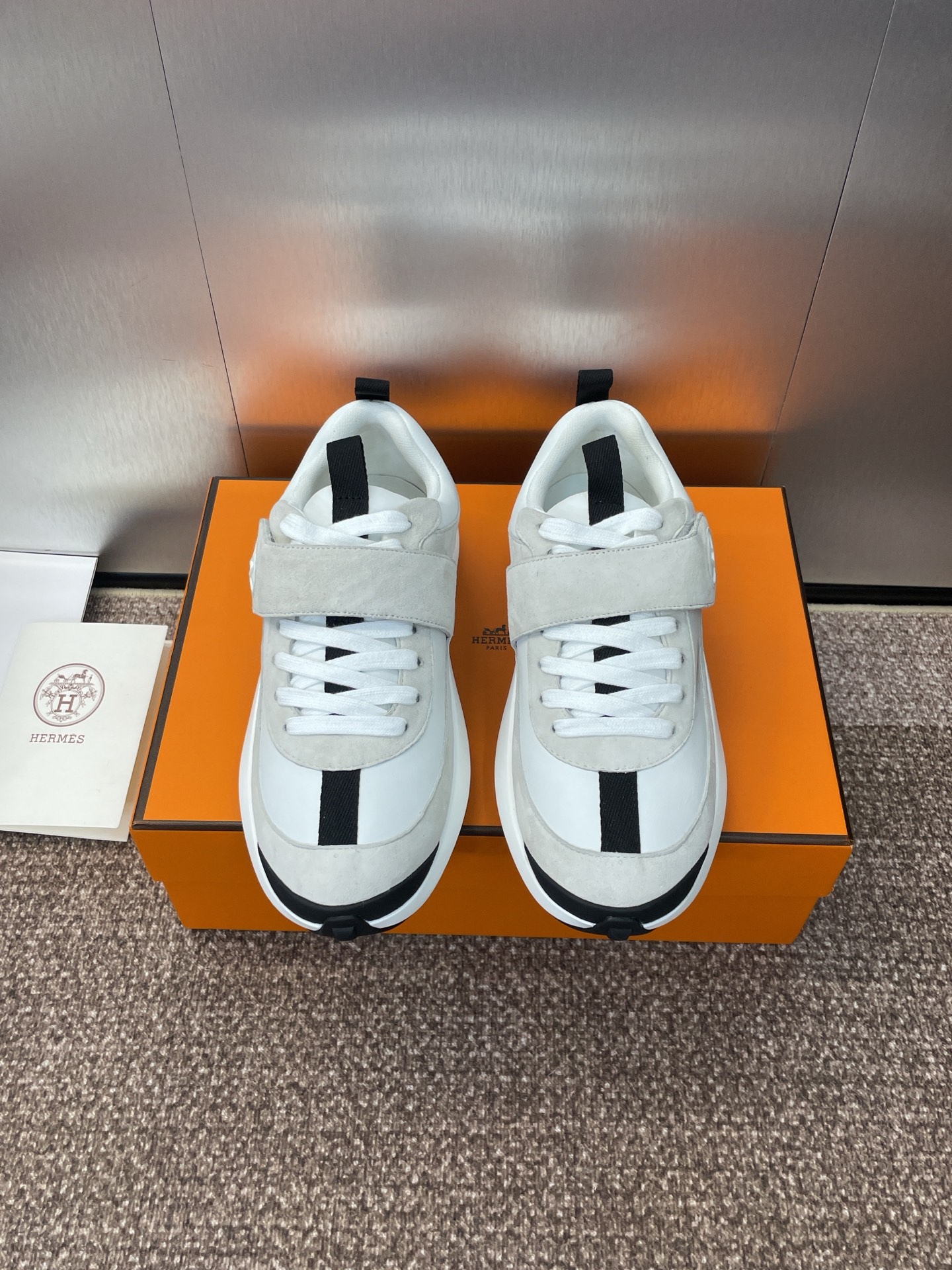 NO:484560,Women's size cloth/men's size cloth/men's size leather/men's size leather Hermes 2025 autumn and winter classic couple style Loop Velcro casual lace-up versatile dad sneakers H-home letter logo thick sole fashionable modern style color-blocking running shoes Material upper imported environmentally friendly breathable parachute technology fabric/imported calfskin/split sheep leather + environmentally friendly breathable mesh cloth inner lining + water dyed cowhide footbed + original mold open Tpu outsole bottom thick 3CM Size: Women's size 35-41 (40.41 custom-made no return or exchange) Men's size 39-46 (39.45.46 custom-made no return or exchange), casual shoes/sports, hermes, hermes, sneakers, cowhide, sheep19860909女码布面/男码布面 女码皮面/男码皮面 爱马仕 Hermes 2025秋冬经典情侣款 Loop魔术贴休闲系带百搭老爹运动鞋 H家字母logo厚底时尚摩登风格拼色跑鞋 材质鞋面进口环保透气降落伞科技面料/进口小牛皮/拼接羊猄皮+环保透气网眼布内里+水染牛皮垫脚+原版开模Tpu大底 底厚3CM Size: 女码35-41（40.41定制不退换） 男码39-46(39.45.46定制不退换）,休闲鞋/运动鞋,hermes,hermes,sneakers,cowhide,sheep,Women's Shoes