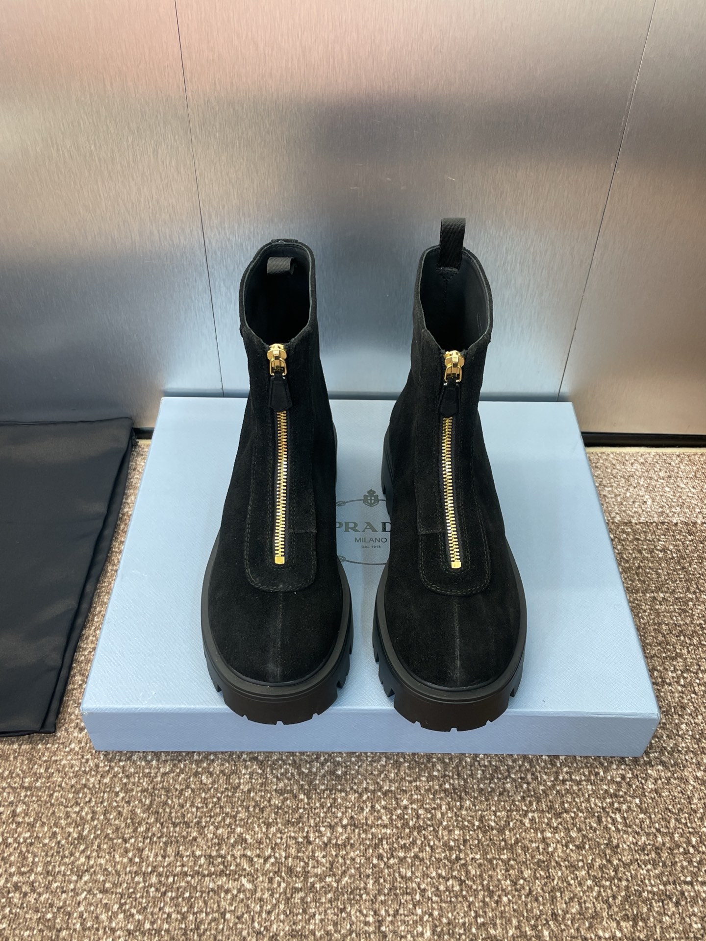 NO:488661,Prada Prada autumn and winter new punk style front zipper motorcycle short boots Celebrity same style thick sole round toe iconic letter logo triangle badge spliced ​​Knight military boots Top high-end version on the market Material: imported sheep zither leather + water dyed cowhide inner lining + original molded Tpu outsole Heel height: 4.5CM Size: 35-39 (40 custom made without return or replacement), boots, prada, prada, boots, cowhide, sheep19860909Prada 普拉达 秋冬新款朋克风格前拉链机车女短靴 明星同款厚底圆头标志性字母logo三角徽章拼接骑士军靴 市面顶级高端版本 材质:鞋面进口羊猄皮+水染牛皮内里+原版开模Tpu大底 跟高:4.5CM Size: 35-39(40定做不退不换）,靴子,prada,prada,boots,cowhide,sheep,Women's Shoes