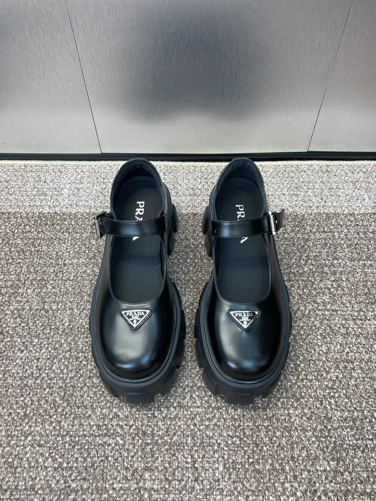 NO:488656,Prada Prada new hardware belt buckle retro loafers, star-like thick-soled iconic logo triangle round-toe women's single shoes Material: upper imported beaded cowhide/imported sheep leather + water dyed cowhide inner lining + original molded IP sole Thickness: 5.5CM Size: 35-40 (40 custom made without return or replacement), loafers, prada, prada, loafers, cowhide, sheep19860909普拉达 Prada 秋冬新款五金皮带扣复古乐福鞋 明星同款厚底标志性logo三角标圆头女单鞋 材质:鞋面进口开边珠牛皮/进口羊猄皮+水染牛皮内里+原版开模IP大底 底厚:5.5CM Size: 35-40(40定做不退不换）,乐福鞋,prada,prada,loafers,cowhide,sheep,Women's Shoes