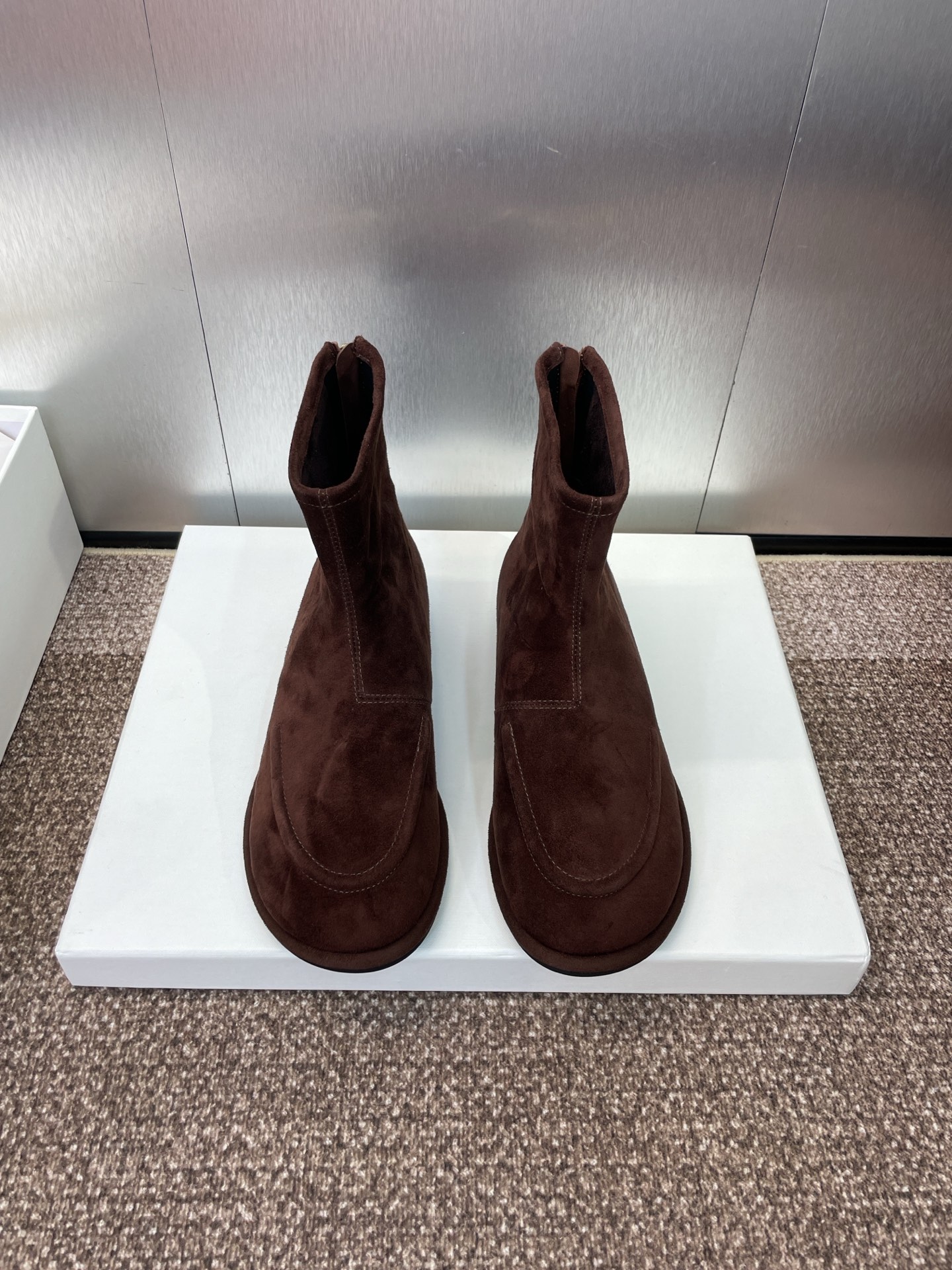 NO:488651,The Row Autumn and Winter New rear zipper motorcycle short boots Flat-soled round-toed knight military boots Material upper imported calfskin/imported sheep skin + water dyed sheep skin inner lining + original mold-open anti-slip sole Size35-41 (40.41 custom-made non-return and exchange), boots, boots, cowhide, sheep19860909The Row 秋冬新款后拉链机车女短靴 平底圆头骑士军靴 材质鞋面进口小牛皮/进口羊猄皮+水染羊皮内里+原版开模防滑大底 Size35-41(40.41定制不退换）,靴子,boots,cowhide,sheepskin,sheep,Women's Shoes