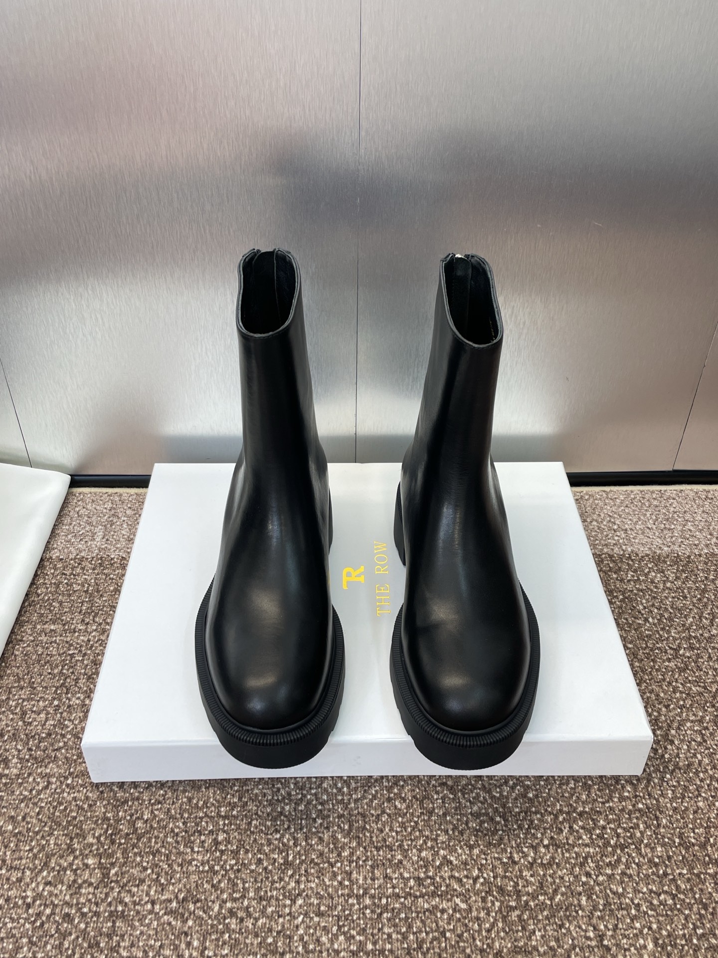 NO:488641,The Row Autumn and Winter New rear zipper motorcycle short boots for women, thick sole low heel round-toed knight military boots, material upper imported calfskin + water dyed sheepskin inner lining + original mold-open anti-slip Tpu outsole Heel height: 3.5CM Size35-40 (40 custom-made non-return and exchange), boots, boots, cowhide, sheepskin19860909The Row 秋冬新款后拉链机车女短靴 厚底低跟圆头骑士军靴 材质鞋面进口小牛皮+水染羊皮内里+原版开模防滑Tpu大底 跟高:3.5CM Size35-40(40定制不退换）,靴子,boots,cowhide,sheepskin,Women's Shoes