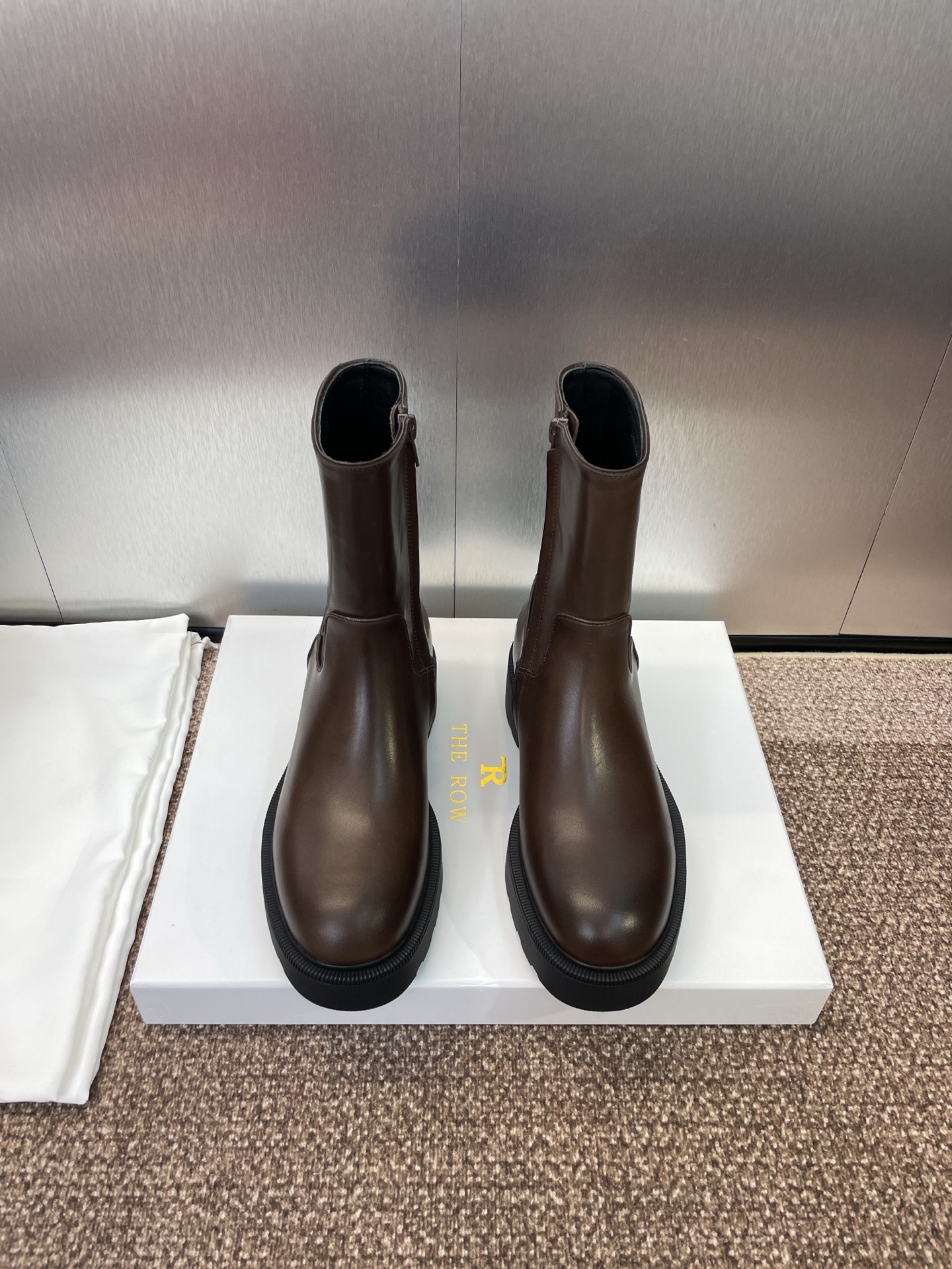 NO:488646,The Row Autumn and Winter New Side Zipper Locomotive Women's Short Boots Thick Sole Low Heel Round-toe Knight Military Boots Material Upper Imported Calfskin + Water-Dyeed Sheepskin Inner + Original Open-Model Anti-Slip Tpu Outsole Heel Heel Heel: 3.5CM Size35-40 (40 Customized No Return and Exchange), Boots, Boots, Cowhide, Sheepskin19860909The Row 秋冬新款侧拉链机车女短靴 厚底低跟圆头骑士军靴 材质鞋面进口小牛皮+水染羊皮内里+原版开模防滑Tpu大底 跟高:3.5CM Size35-40(40定制不退换）,靴子,boots,cowhide,sheepskin,Women's Shoes