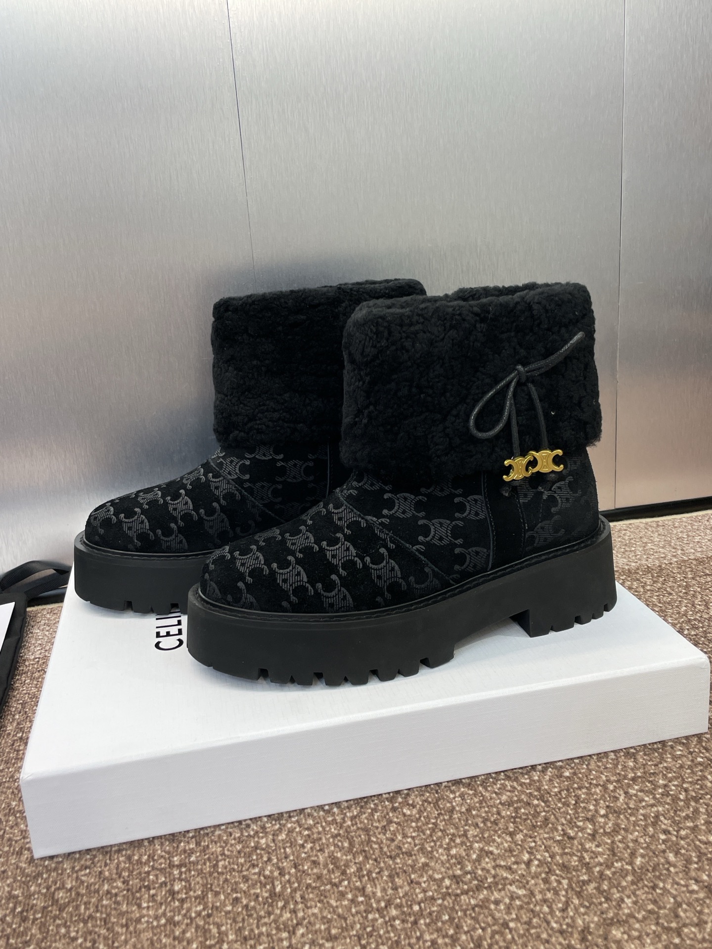 CELINE 秋冬新款流苏蝴蝶结雪地女短靴 瑟琳字母logo五金扣厚底低跟圆头拼色机车骑士靴材质:鞋面定