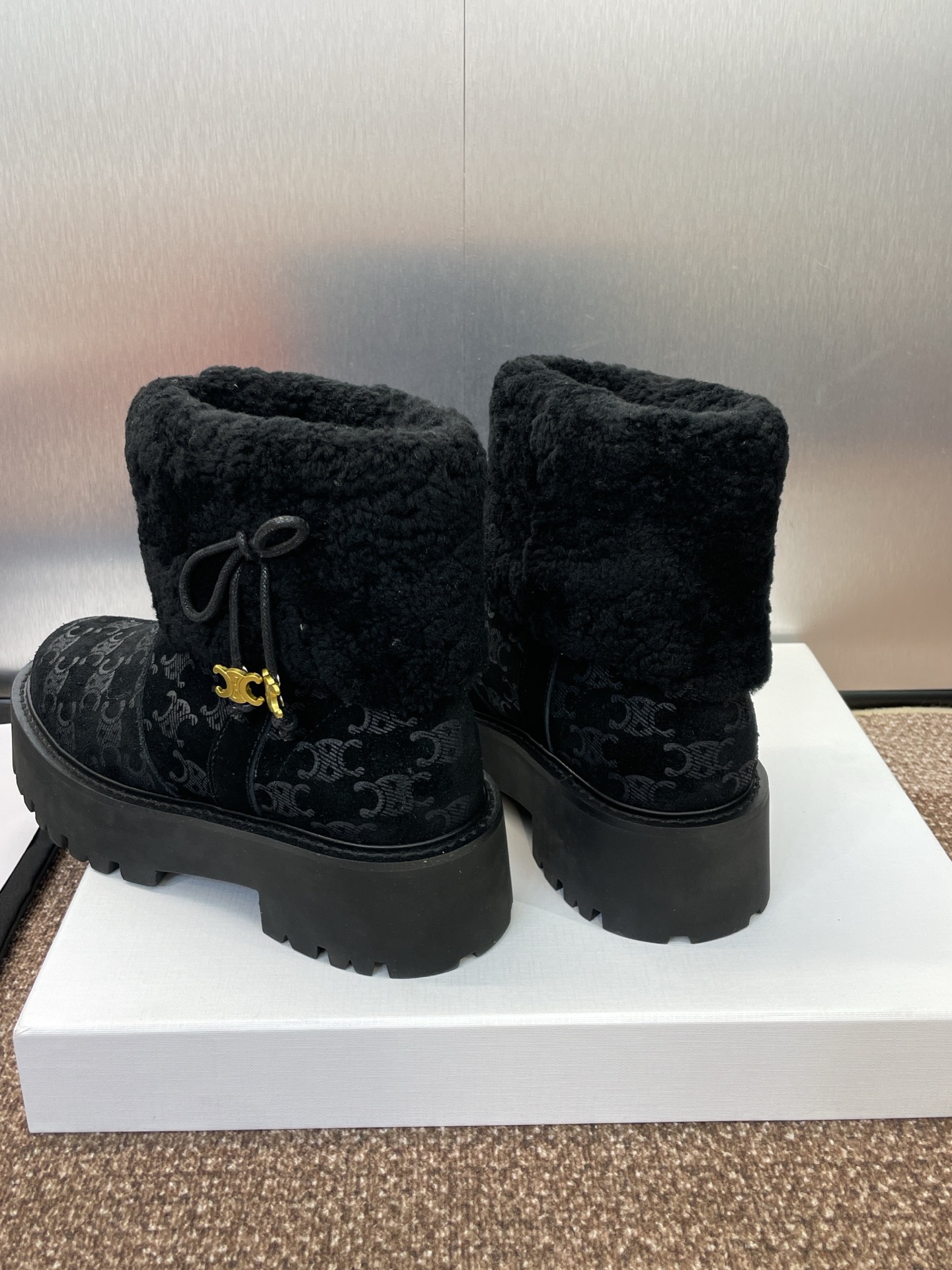 CELINE 秋冬新款流苏蝴蝶结雪地女短靴 瑟琳字母logo五金扣厚底低跟圆头拼色机车骑士靴材质:鞋面定
