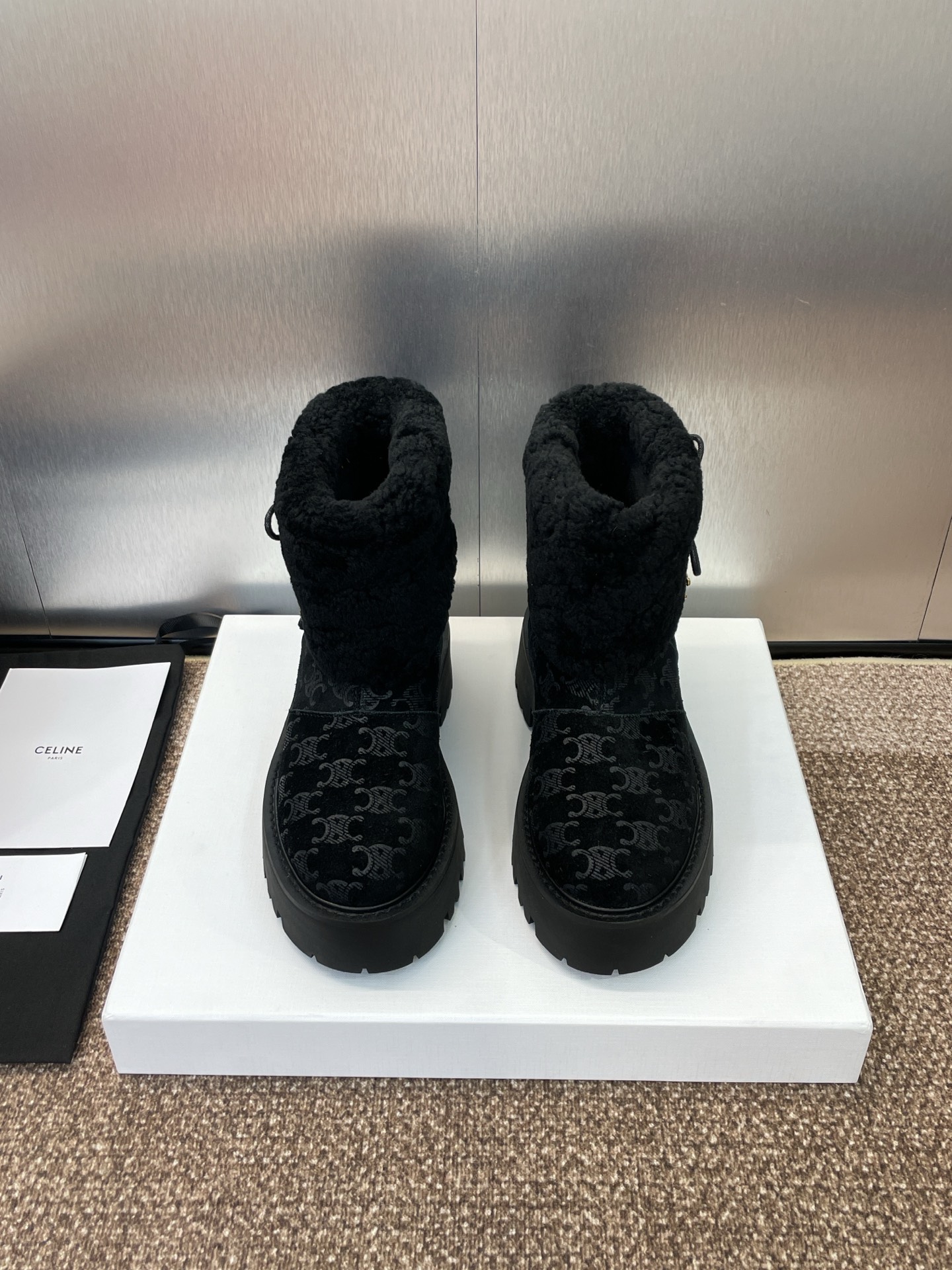 CELINE 秋冬新款流苏蝴蝶结雪地女短靴 瑟琳字母logo五金扣厚底低跟圆头拼色机车骑士靴材质:鞋面定