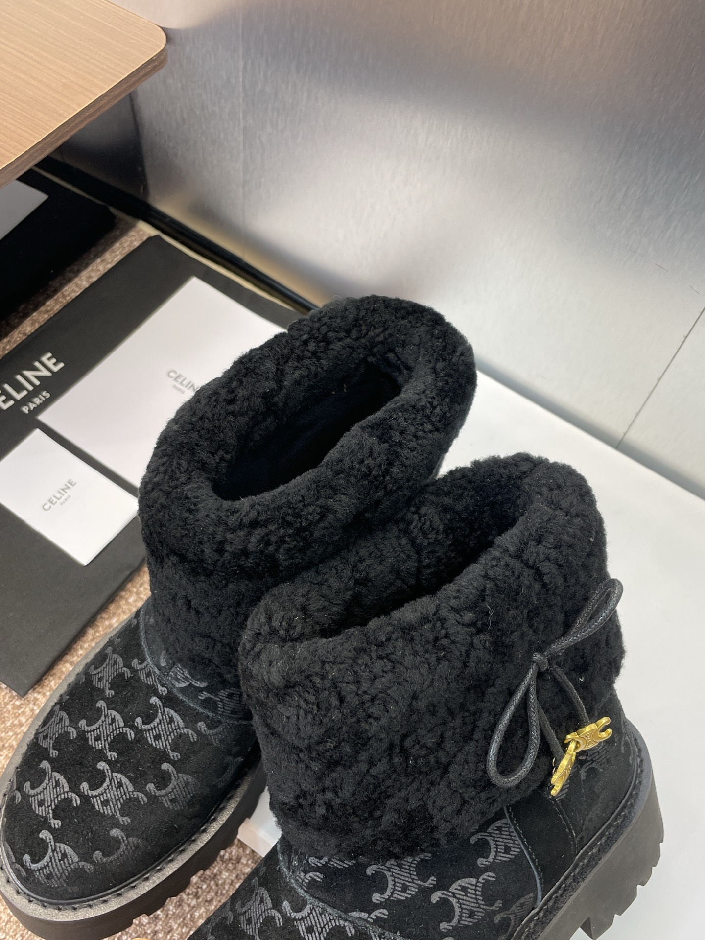 CELINE 秋冬新款流苏蝴蝶结雪地女短靴 瑟琳字母logo五金扣厚底低跟圆头拼色机车骑士靴材质:鞋面定