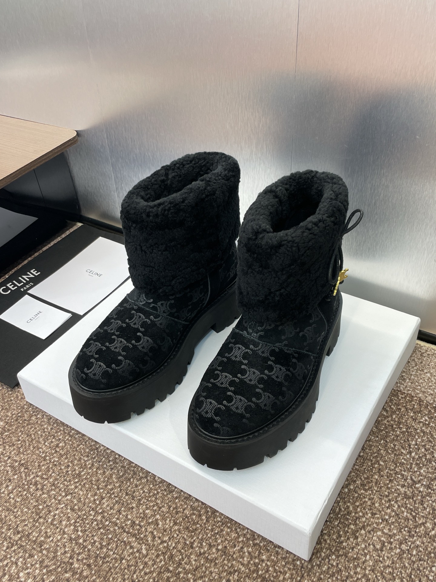 CELINE 秋冬新款流苏蝴蝶结雪地女短靴 瑟琳字母logo五金扣厚底低跟圆头拼色机车骑士靴材质:鞋面定