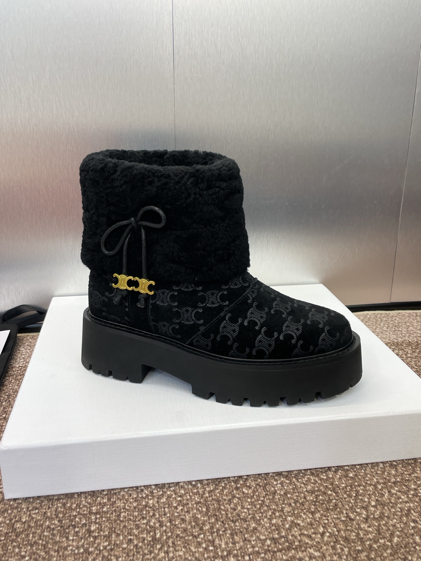 CELINE 秋冬新款流苏蝴蝶结雪地女短靴 瑟琳字母logo五金扣厚底低跟圆头拼色机车骑士靴材质:鞋面定