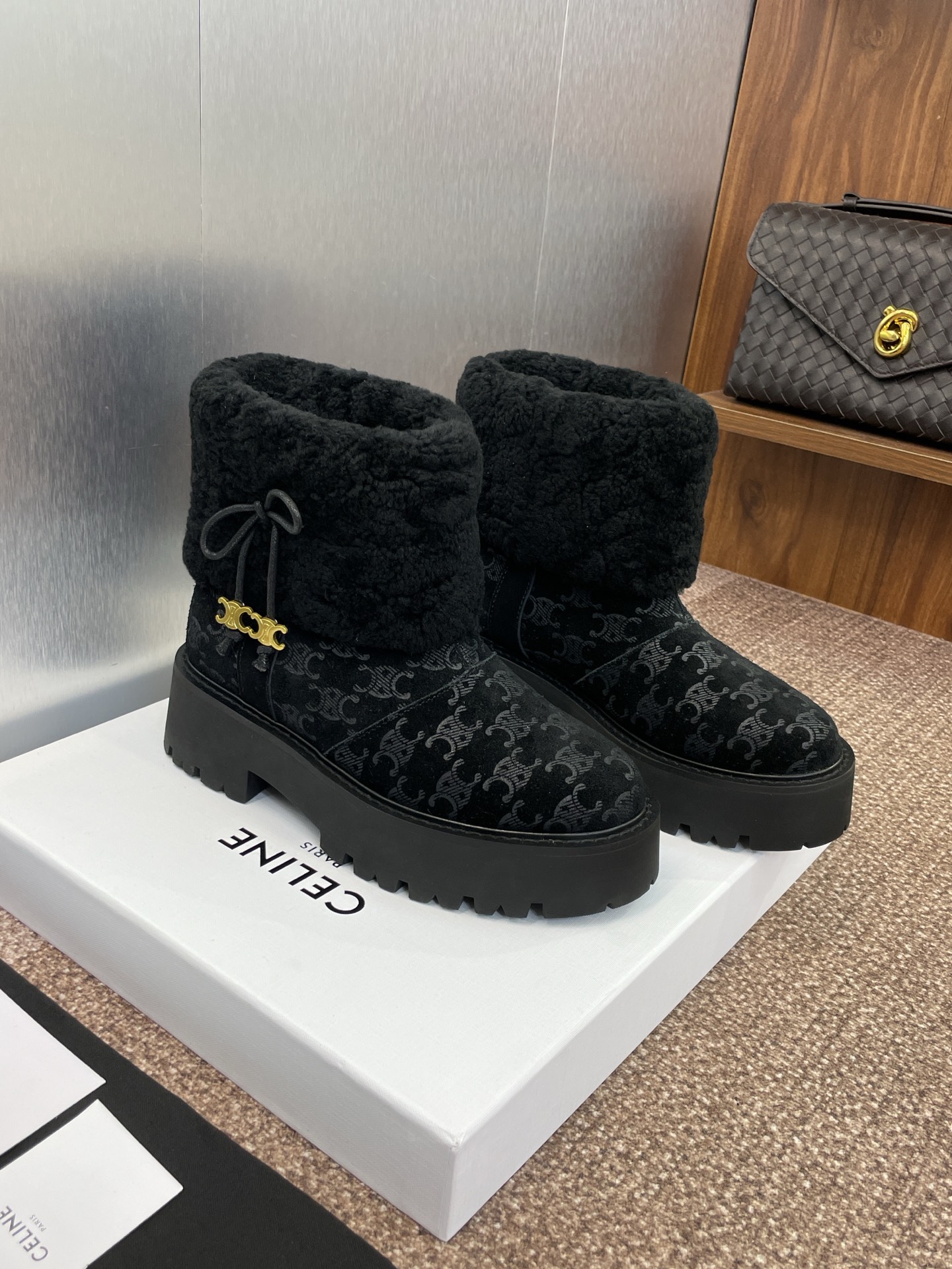 CELINE 秋冬新款流苏蝴蝶结雪地女短靴 瑟琳字母logo五金扣厚底低跟圆头拼色机车骑士靴材质:鞋面定