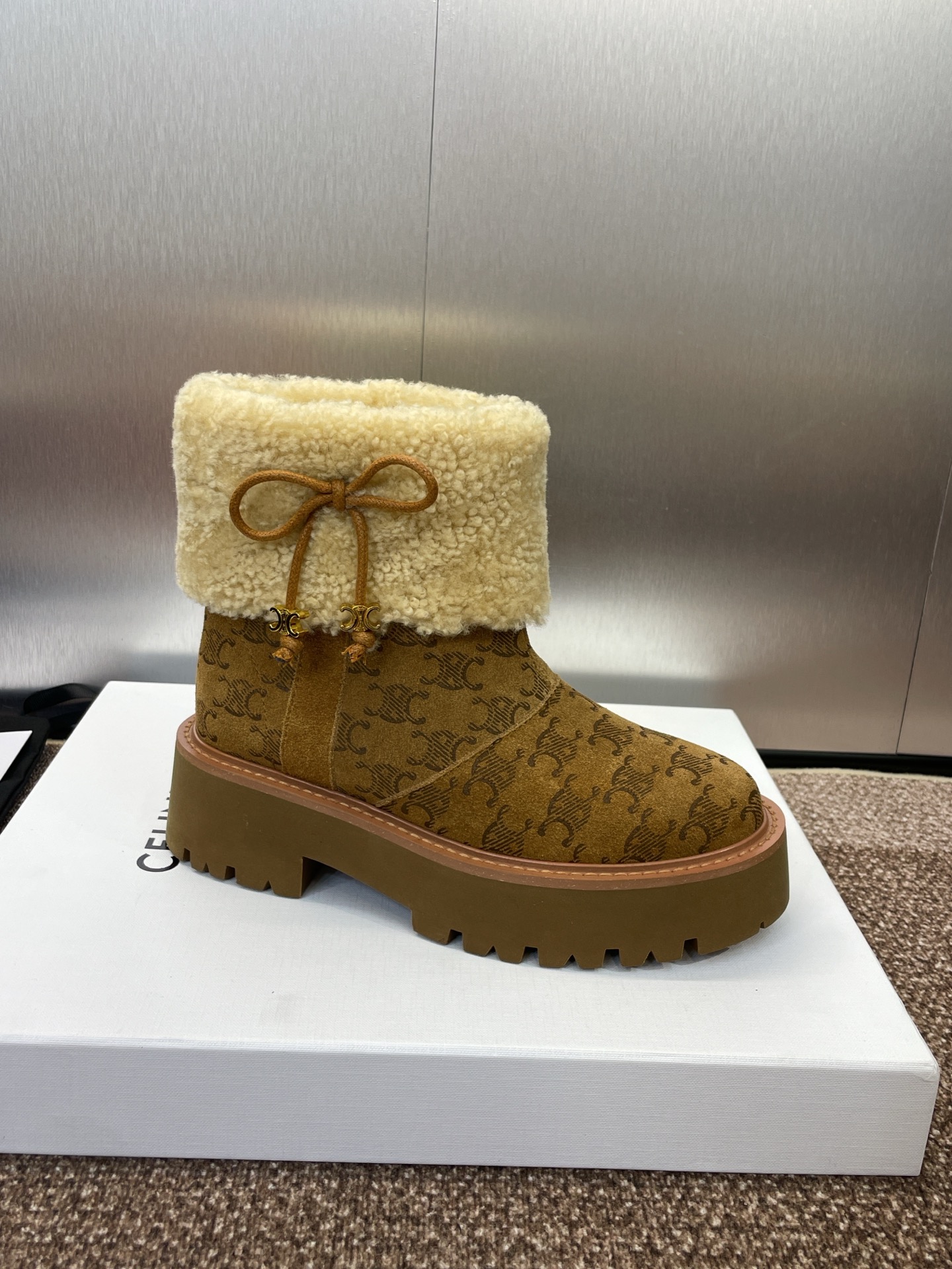 CELINE 秋冬新款流苏蝴蝶结雪地女短靴 瑟琳字母logo五金扣厚底低跟圆头拼色机车骑士靴材质:鞋面定
