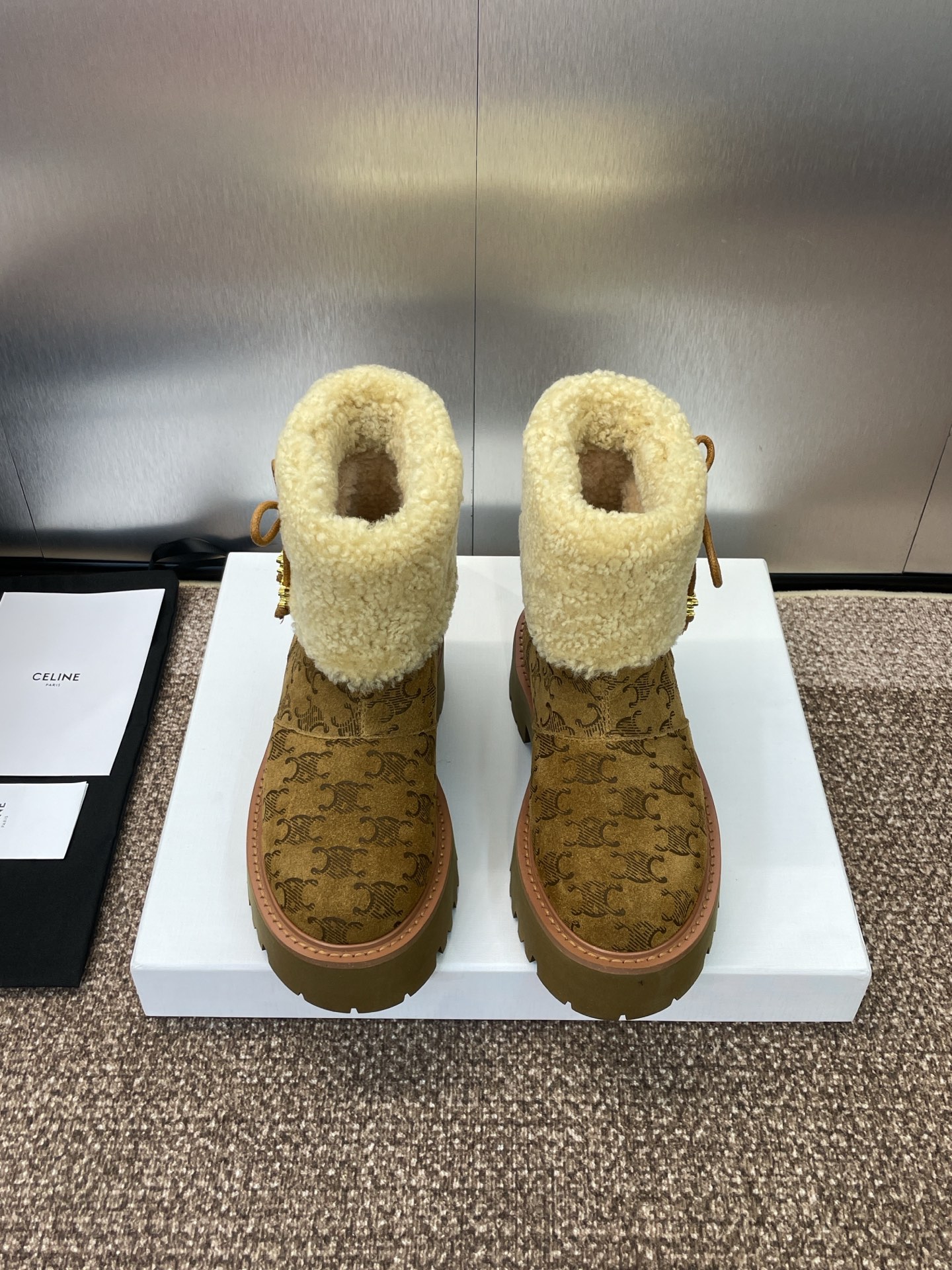 NO:488636,CELINE autumn and winter new tassel bow snow women's short boots Celin letter logo hardware buckle thick sole low heel round toe color-blocking motorcycle rider boots Material: custom-made imported sheep skin + lamb wool water lining + original open mold wear-resistant velvet gear sole Heel height: 4.5CM size women's size 35-41 (40.41 custom-made non-return and exchange), snow boots, celine, boots, sheep19860909CELINE 秋冬新款流苏蝴蝶结雪地女短靴 瑟琳字母logo五金扣厚底低跟圆头拼色机车骑士靴 材质:鞋面定制进口羊猄皮+羊羔毛水里+原版开模耐磨绒齿轮大底 跟高:4.5CM size女码35-41（40.41定制不退换）,雪地靴,celine,boots,sheep,Women's Shoes