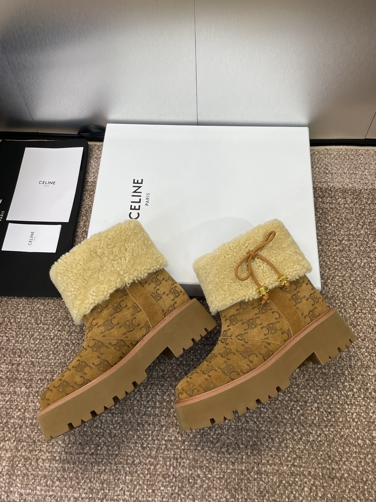 CELINE 秋冬新款流苏蝴蝶结雪地女短靴 瑟琳字母logo五金扣厚底低跟圆头拼色机车骑士靴材质:鞋面定