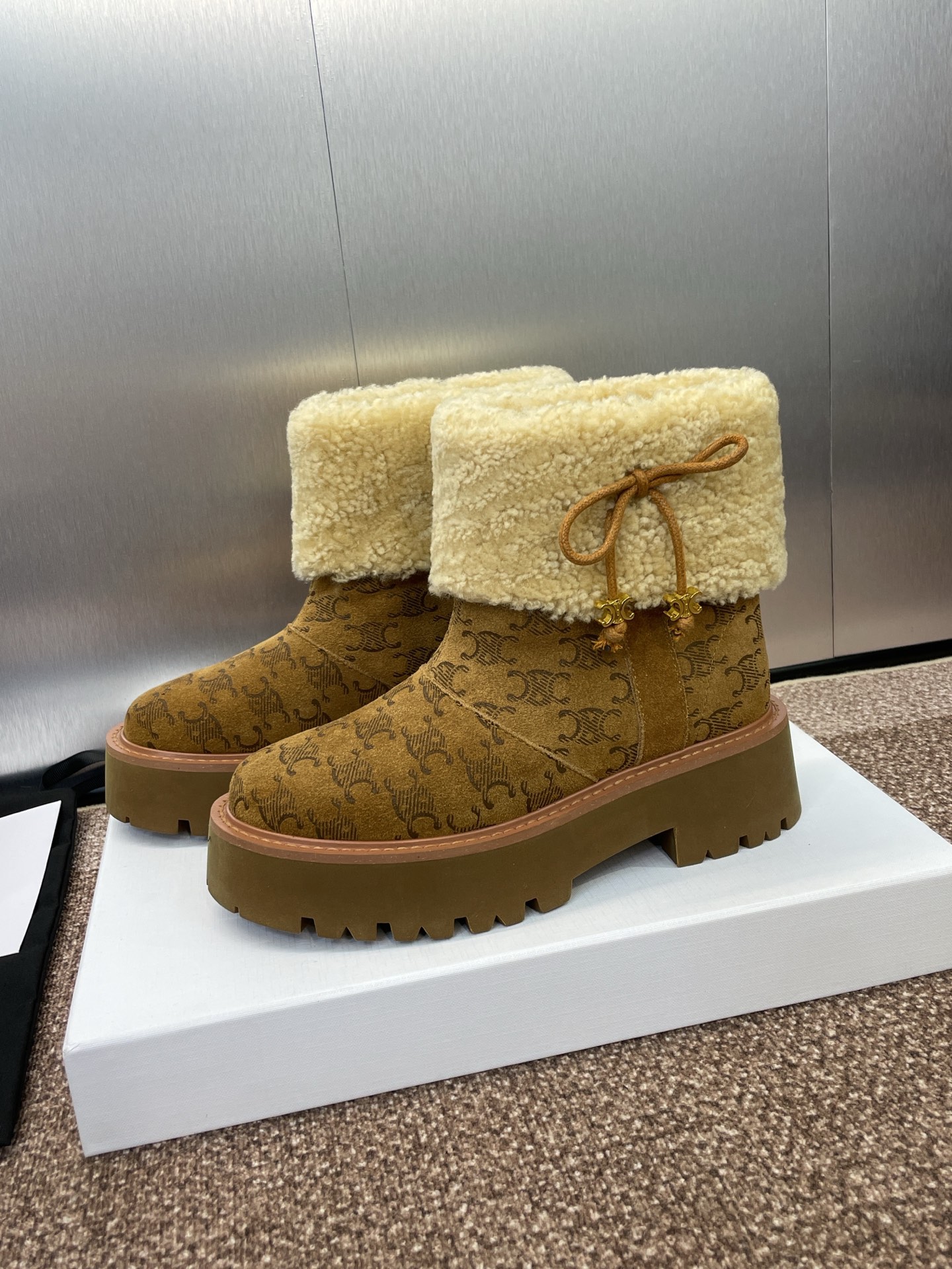CELINE 秋冬新款流苏蝴蝶结雪地女短靴 瑟琳字母logo五金扣厚底低跟圆头拼色机车骑士靴材质:鞋面定