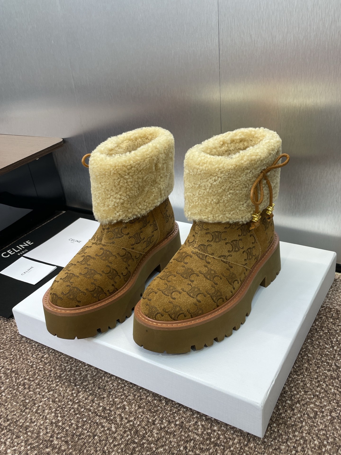 CELINE 秋冬新款流苏蝴蝶结雪地女短靴 瑟琳字母logo五金扣厚底低跟圆头拼色机车骑士靴材质:鞋面定