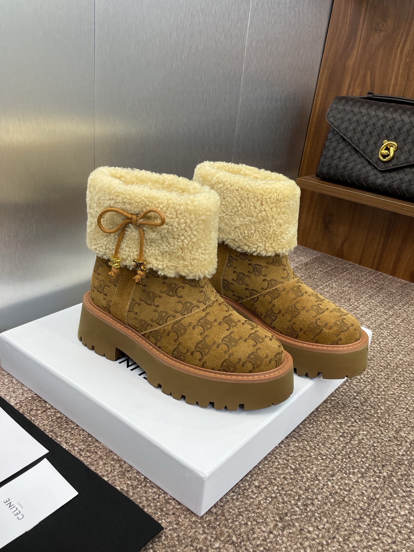 CELINE 秋冬新款流苏蝴蝶结雪地女短靴 瑟琳字母logo五金扣厚底低跟圆头拼色机车骑士靴材质:鞋面定