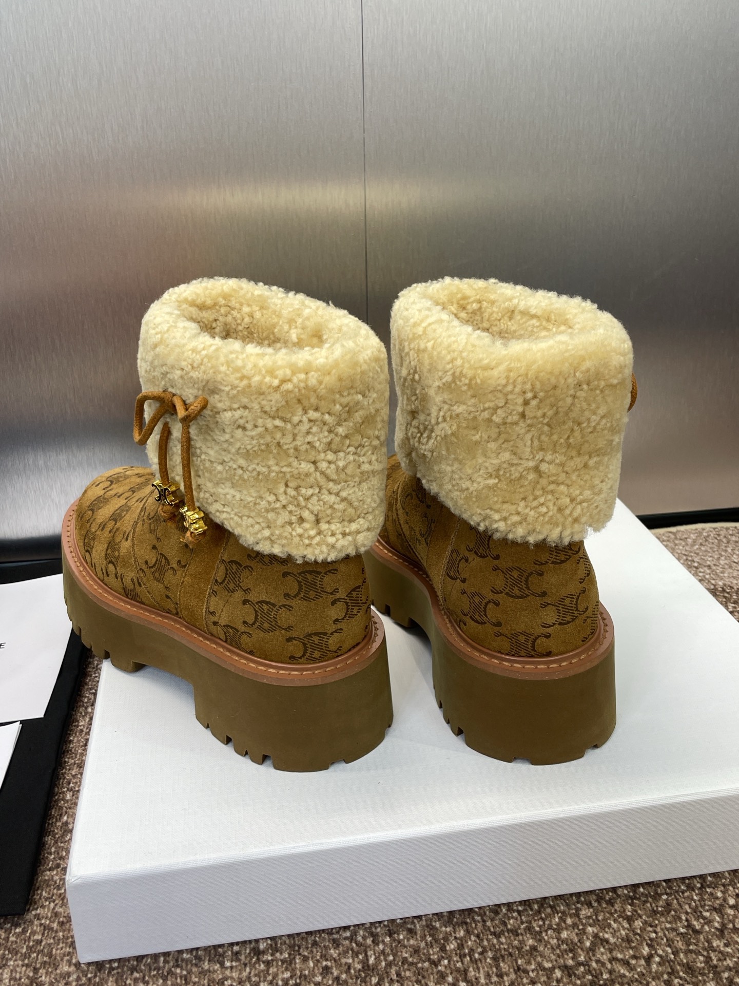 CELINE 秋冬新款流苏蝴蝶结雪地女短靴 瑟琳字母logo五金扣厚底低跟圆头拼色机车骑士靴材质:鞋面定
