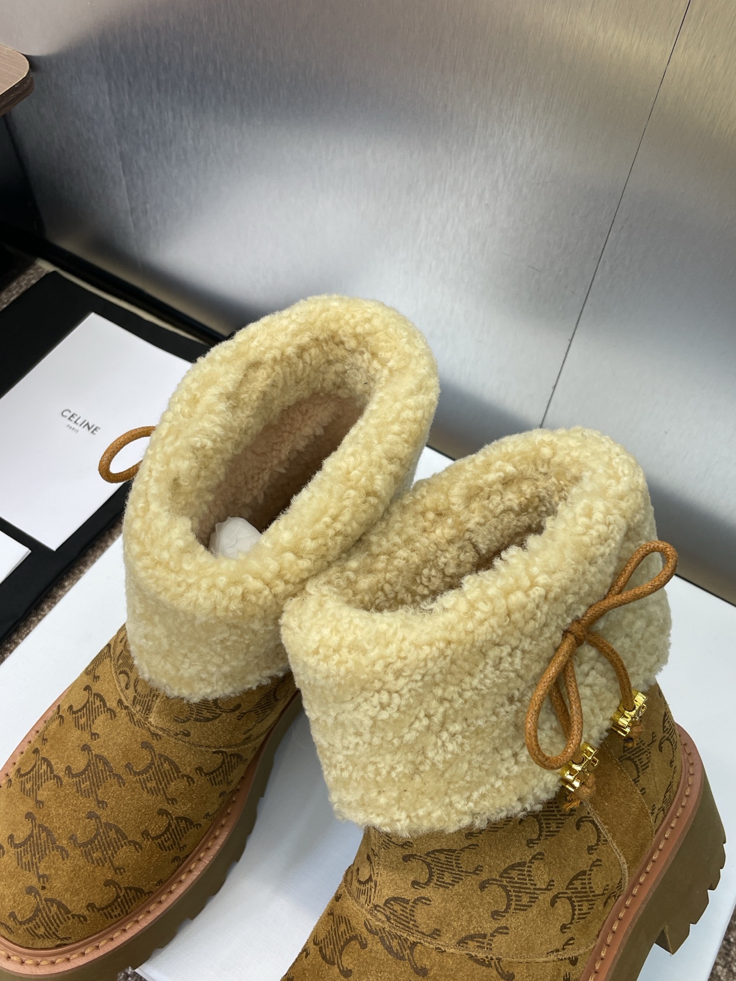 CELINE 秋冬新款流苏蝴蝶结雪地女短靴 瑟琳字母logo五金扣厚底低跟圆头拼色机车骑士靴材质:鞋面定