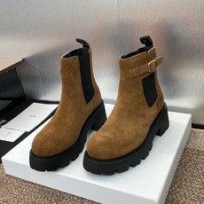 CELINE 秋冬新款切尔西机车女短靴 瑟琳字母logo五金扣厚底低跟圆头骑士靴材质:鞋面定制进口羊猄皮 CELINE 秋冬新款切尔西机车女短靴 瑟琳字母logo五金扣厚底低跟圆头骑士靴材质:鞋面定制进口羊猄皮