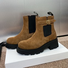 CELINE 秋冬新款切尔西机车女短靴 瑟琳字母logo五金扣厚底低跟圆头骑士靴材质:鞋面定制进口羊猄皮 CELINE 秋冬新款切尔西机车女短靴 瑟琳字母logo五金扣厚底低跟圆头骑士靴材质:鞋面定制进口羊猄皮