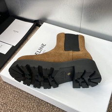 CELINE 秋冬新款切尔西机车女短靴 瑟琳字母logo五金扣厚底低跟圆头骑士靴材质:鞋面定制进口羊猄皮 CELINE 秋冬新款切尔西机车女短靴 瑟琳字母logo五金扣厚底低跟圆头骑士靴材质:鞋面定制进口羊猄皮