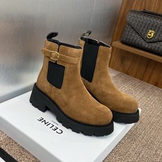CELINE 秋冬新款切尔西机车女短靴 瑟琳字母logo五金扣厚底低跟圆头骑士靴材质:鞋面定制进口羊猄皮 CELINE 秋冬新款切尔西机车女短靴 瑟琳字母logo五金扣厚底低跟圆头骑士靴材质:鞋面定制进口羊猄皮