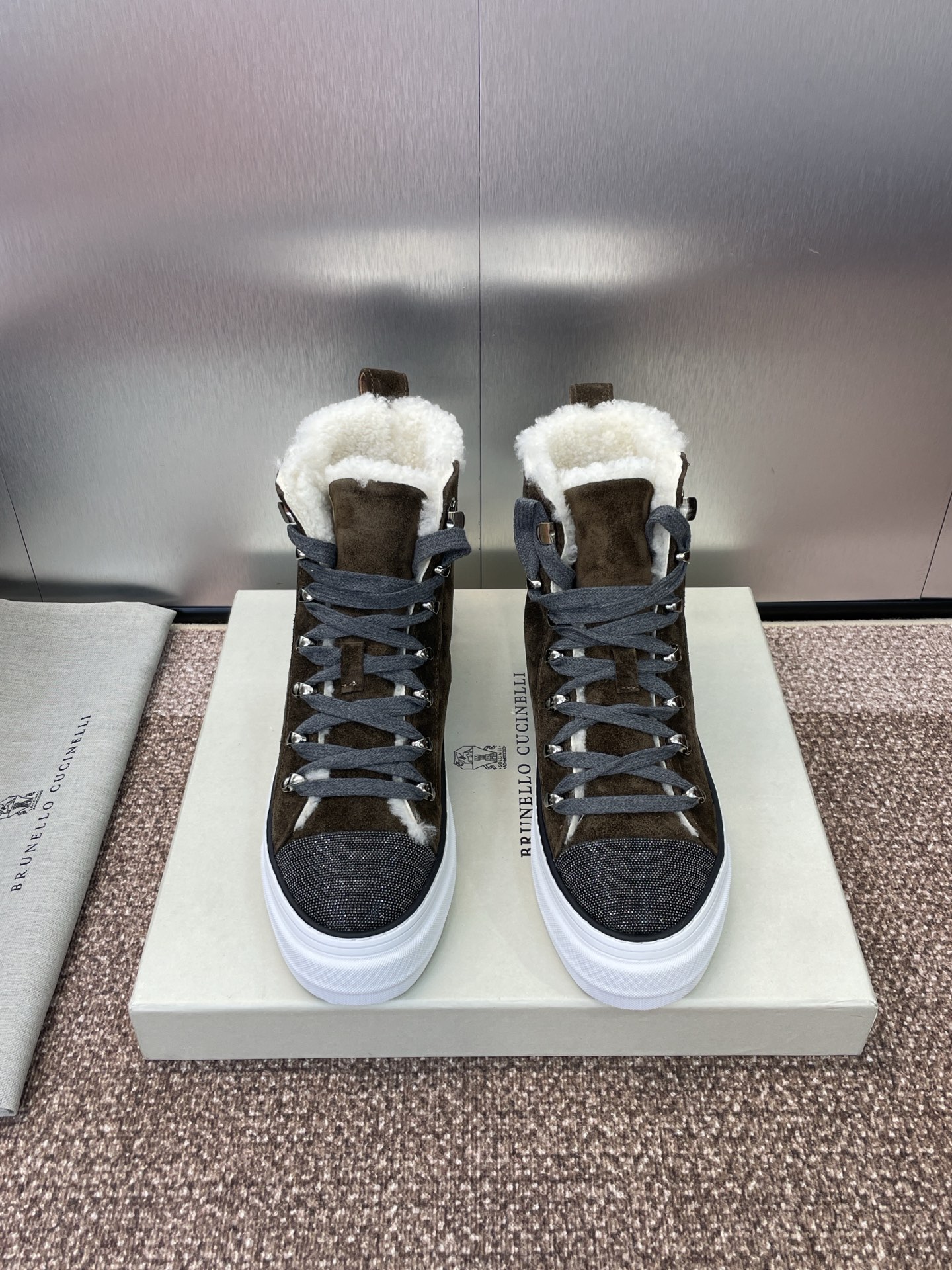 Brunello Cucinelli High-Top Suède Sneakers met Lamswol Voering - Perfect voor de Winter