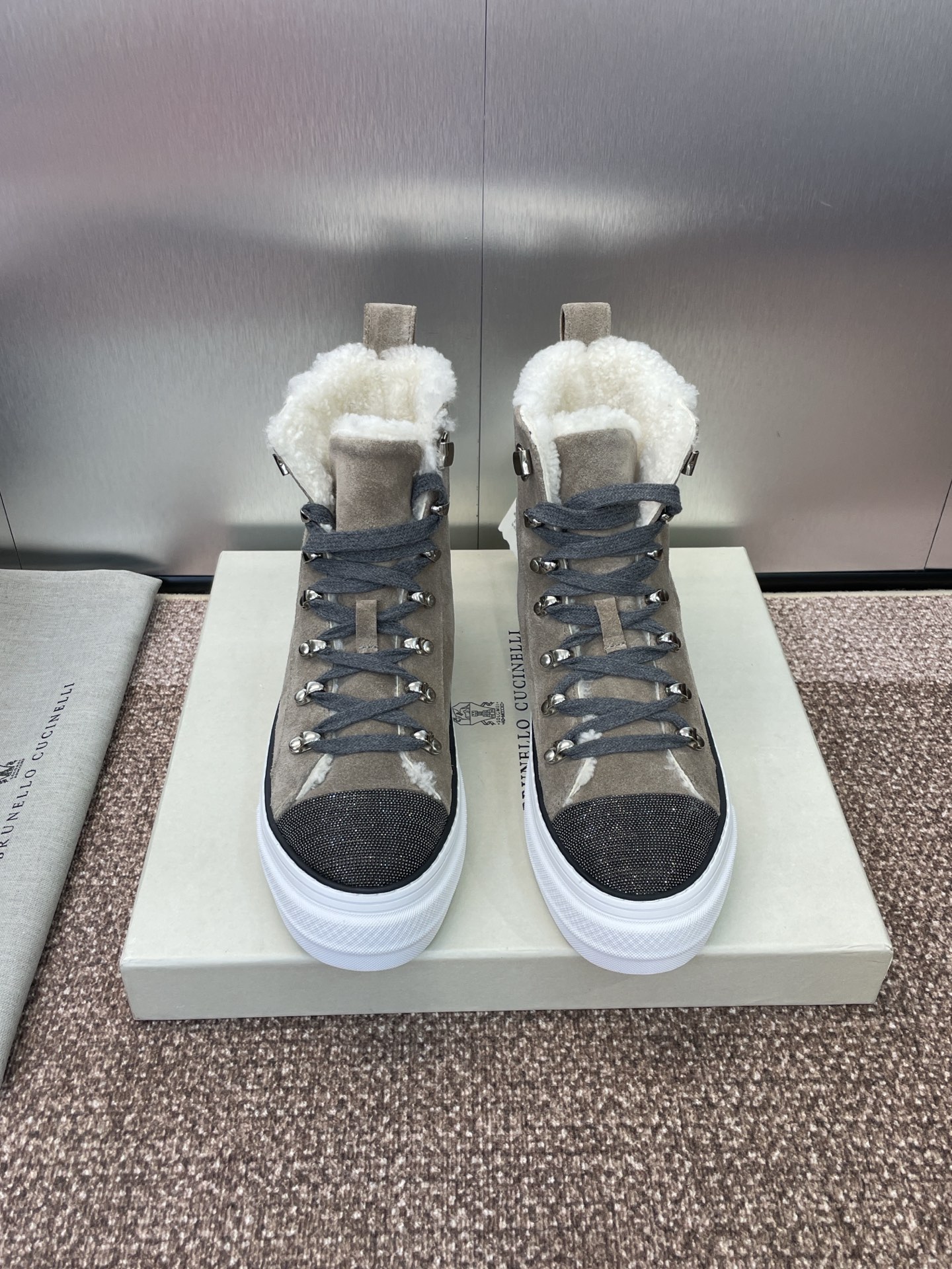 NO:488618,BRUNELLO CUCINELLI new autumn and winter high-top color-blocked lace-up warm sheepskin fur integrated women's shoes BC flat-soled round toe iconic beaded casual sports skateboard shoes Material upper imported sheep leather + imported lamb fur inner lining + original molded Tpu outsole Size 35-42 (40.41.42 custom-made without return or exchange), boots, brunello cucinelli, boots, sheepskin, sheep19860909BRUNELLO CUCINELLI 秋冬新款高帮拼色系带保暖羊皮毛一体女鞋 BC平底圆头标志性串珠休闲运动滑板鞋 材质鞋面进口羊猄皮+进口羊羔毛内里+原版开模Tpu大底 码数35-42(40.41.42定制不退换）,靴子,brunello cucinelli,boots,sheepskin,sheep,Women's Shoes