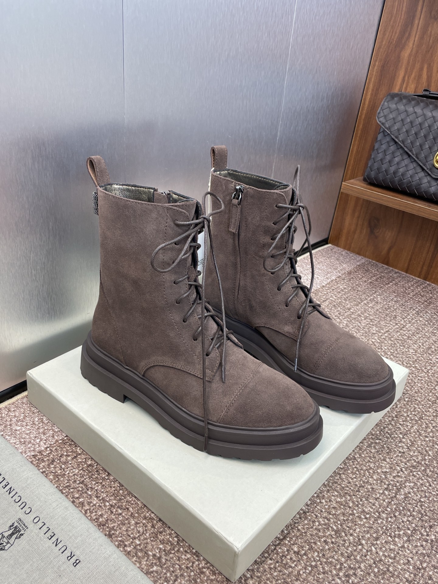 NO:486461,Brunello Cucineli 2025 autumn and winter new women's short boots BC flat sole low heel round toe side zipper motorcycle rider military boots Material upper imported calfskin/imported sheep suede + water dyed sheepskin inner lining + original molded outsole Heel height 3.5CM Size35-39 (40 41 42 custom made no return), boots, brunello cucinelli, boots, cowhide, sheepskin, sheep, chamois leather19860909Brunello Cucineli 布鲁内诺库奇内利2025秋冬新款女短靴 BC 平底低跟圆头侧拉链机车骑士军靴 材质鞋面进口小牛皮/进口羊猄麂皮+水染羊皮内里+原版开模大底 跟高3.5CM Size35-39 (40 41 42定做不退换）,靴子,brunello cucinelli,boots,cowhide,sheepskin,sheep,chamois leather,Women's Shoes