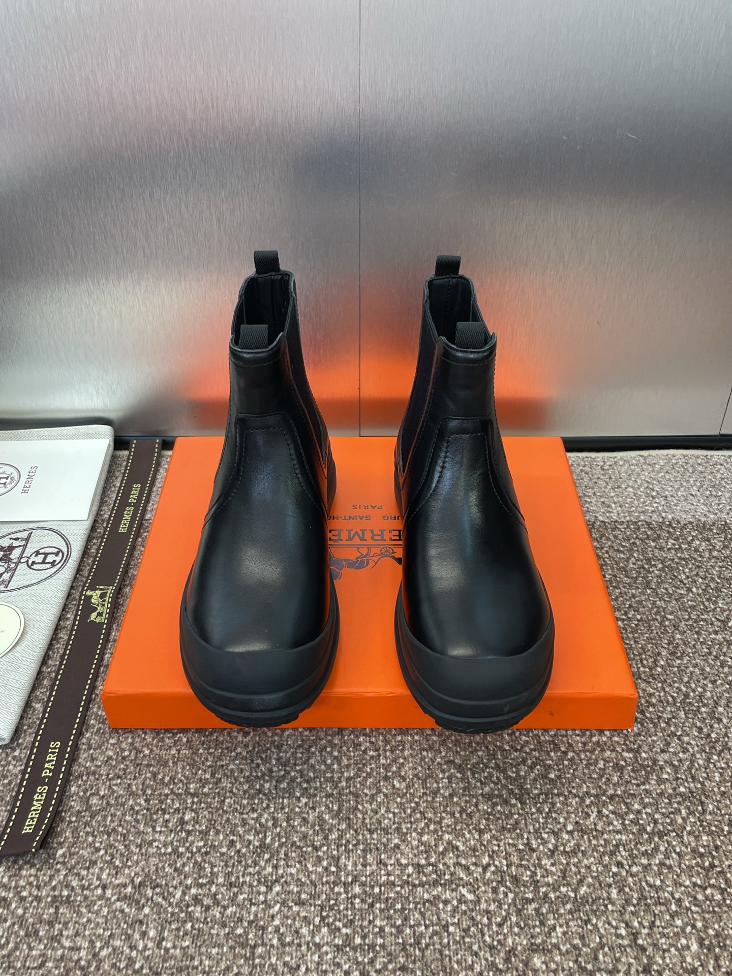 NO:488965,Hermes Hermes 2025 autumn and winter new Legacy Toscan Chelsea elastic and naked women's short boots H family thick sole round toe one-legged motorcycle rider military boots Material upper imported calfskin/imported sheep leather + water dyed cowhide inner lining + original molded sole Thickness: 2.5CM Size: 35-40 (40 custom-made without return and exchange), boots, hermes, hermes, boots, cowhide, sheep19860909爱马仕 Hermes 2025秋冬新款 Legacy Toscan 切尔西弹力及裸女短靴 H家厚底圆头一脚蹬机车骑士军靴 材质鞋面进口小牛皮/进口羊猄皮+水染牛皮内里+原版开模大底 底厚:2.5CM Size: 35-40(40定制不退换）,靴子,hermes,hermes,boots,cowhide,sheep,Women's Shoes