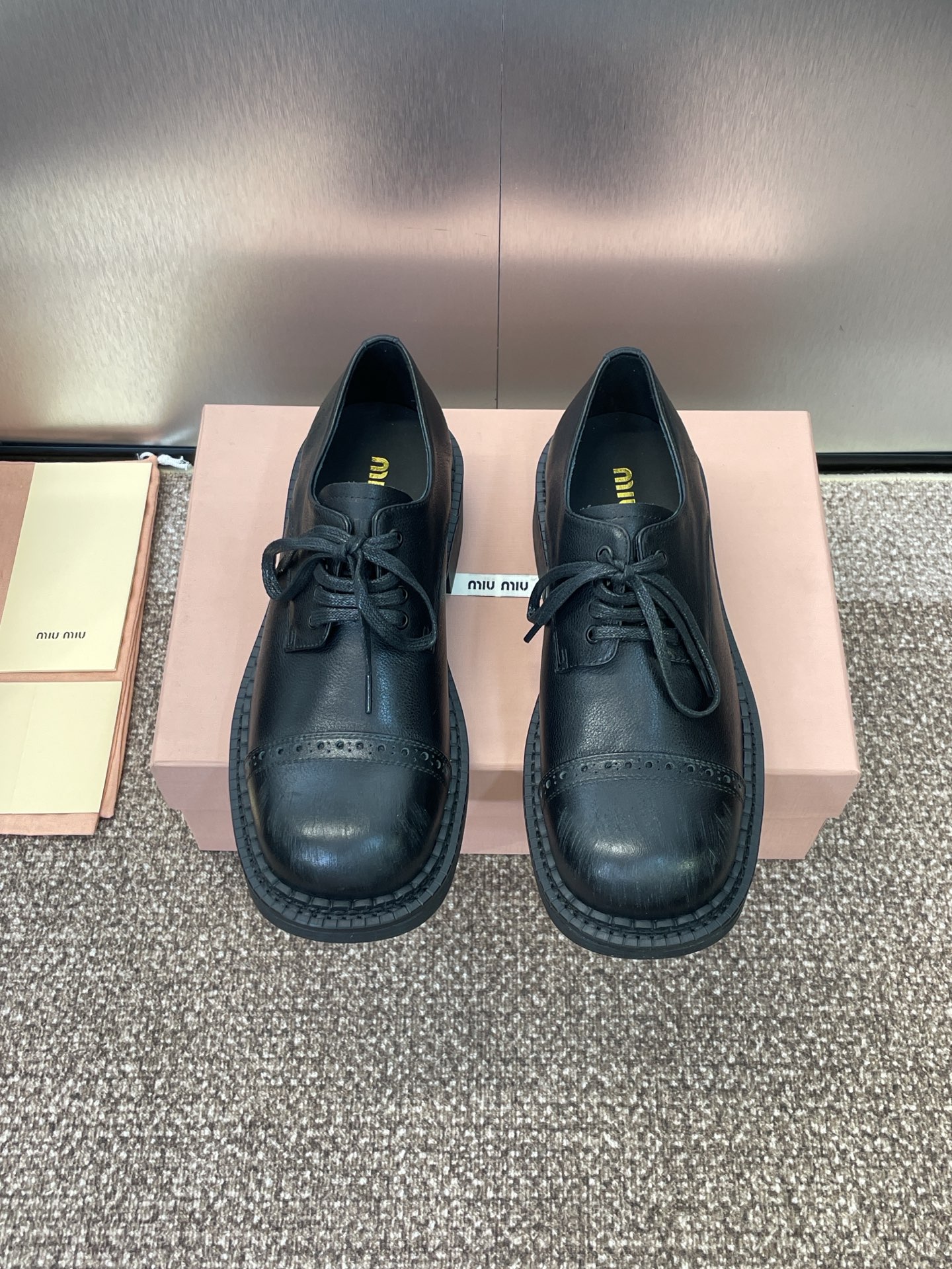 NO:489008,Miumiu 2025 autumn and winter haute couture series new lace-up Derby women's shoes. Miumiu star's same thick heel round toe retro loafer shoes. Top version of the market. Material: imported upper with calfskin + water dyed cowhide inner lining + original film leather edge rubber outsole Heel height: 3.5 CM Size: 35-40 (40 custom made without return or exchange), loafers, miumiu, loafers, cowhide19860909Miumiu 2025秋冬高定系列走秀新款系带徳比女鞋 缪缪明星同款粗跟圆头复古乐福单鞋 市面顶级版本 材质:鞋面进口植糅小牛皮+水染牛皮内里+原版开膜真皮沿条橡胶大底 跟高:3.5 CM Size:35-40(40定制不退换）,乐福鞋,miumiu,loafers,cowhide,Women's Shoes