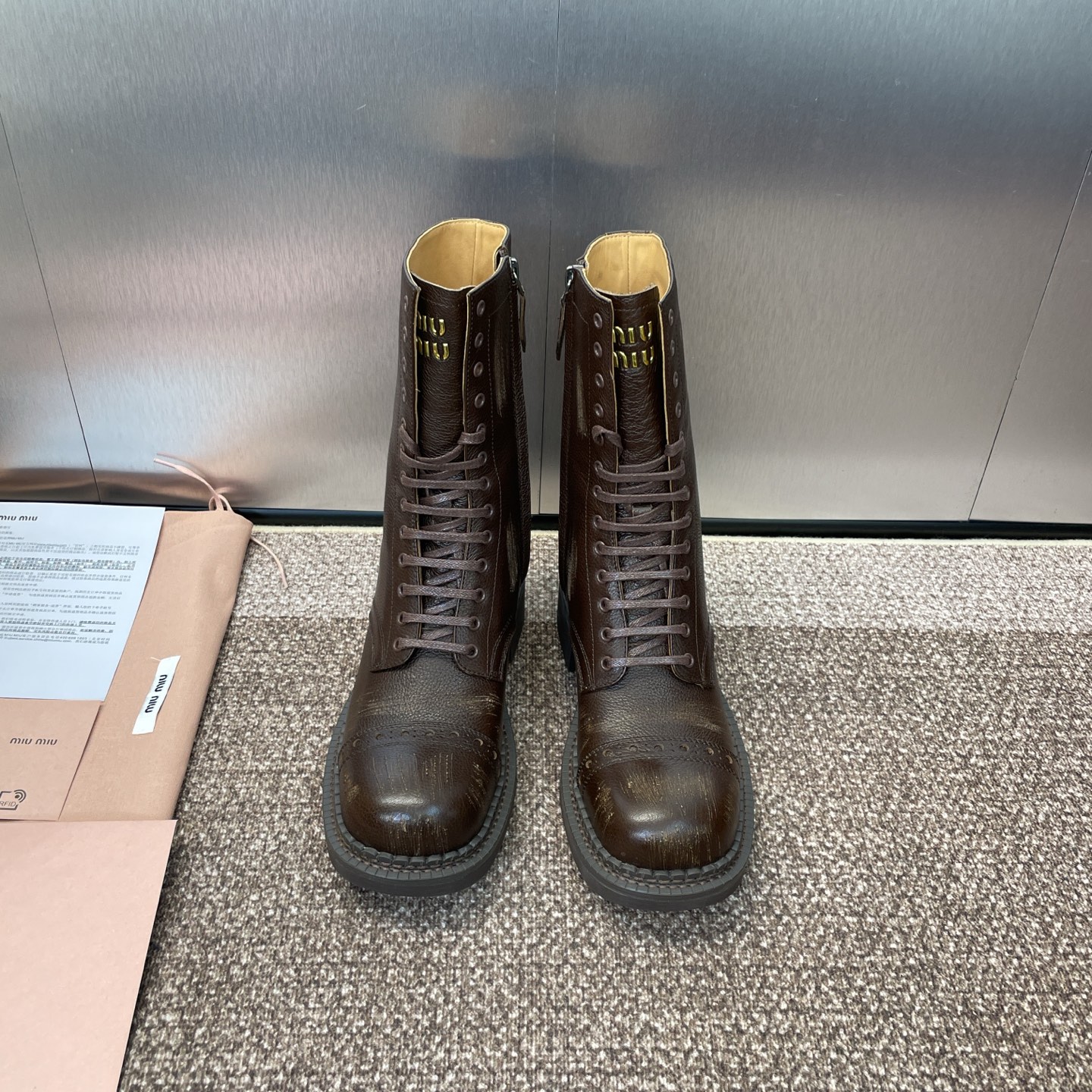 NO:488994,Dongguan goods Purchase grade Miumiu 2025 autumn and winter haute couture series new lace-up women's boots Celebrity same style punk motorcycle boots Miao Miao thick heel round toe retro handmade old colored knight short boots Material: imported upper with mixed colored crafts calfskin + water dyed cowhide inner lining + original film leather edge rubber sole Heel height: 3.5 CM Size: 35-41 (40.41 custom-made non-return and exchange), boots, miumiu, boots, cowhide19860909莞货 代购级 Miumiu 2025秋冬高定系列走秀新款系带女靴 明星同款朋克风机车靴 缪缪粗跟圆头复古手工做旧擦色骑士短靴 材质:鞋面进口植糅擦色工艺小牛皮+水染牛皮内里+原版开膜真皮沿条橡胶大底 跟高:3.5 CM Size:35-41（40.41定制不退换）,靴子,miumiu,boots,cowhide,Women's Shoes