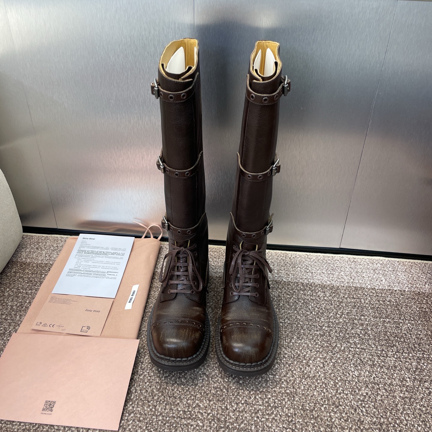 NO:488999,Dongguan goods Purchase grade Miumiu 2025 autumn and winter haute couture series new lace-up women's boots Celebrity same style punk belt buckle motorcycle boots Miao Miao thick heel round toe retro high-tube knight boots Top version on the market Material: imported upper with mixed color craftsmanship calfskin + water dyed cowhide inner lining + original film leather edge rubber sole Heel height: 3.5 CM Size: 35-41 (40.41 custom-made non-return and exchange), boots, miumiu, boots, cowhide19860909莞货 代购级 Miumiu 2025秋冬高定系列走秀新款系带女靴 明星同款朋克皮带扣机车靴 缪缪粗跟圆头复古高筒骑士长靴 市面顶级版本 材质:鞋面进口植糅擦色工艺小牛皮+水染牛皮内里+原版开膜真皮沿条橡胶大底 跟高:3.5 CM Size:35-41（40.41定制不退换）,靴子,miumiu,boots,cowhide,Women's Shoes