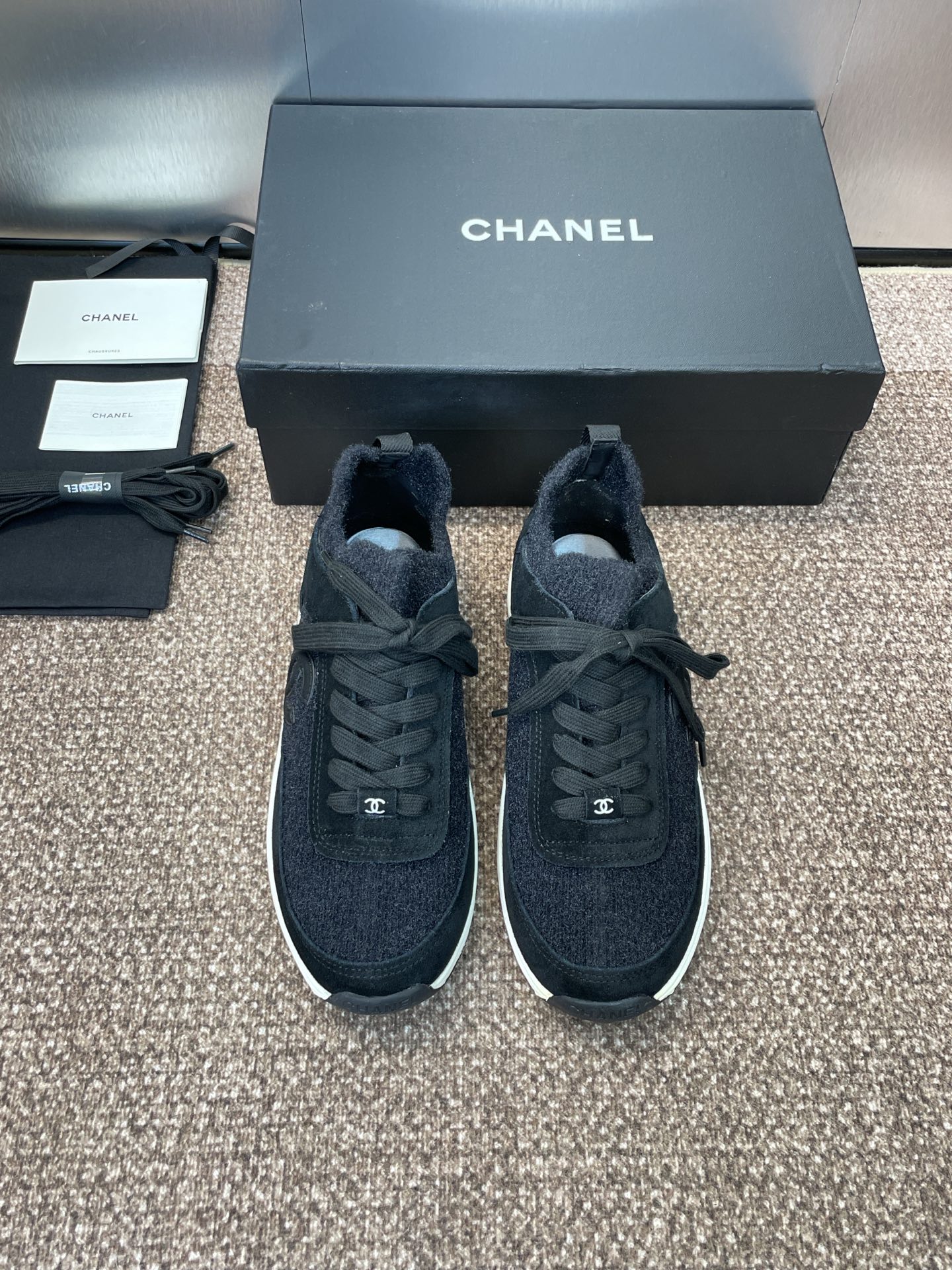 NO:491370,CHANEL Autumn and Winter Classic Series Lace-up Casual Women's Socks Shoes Xiaoxiang Letter Logo Color-blocking Sports Dad Running Shoes Material: The upper is made of expensive imported pure wool knitted + imported cowhide fur + outsole double-layer TPU + foamed sole + PPU side strips Size: 35-42 (40.41.42 Customized without return or exchange), casual shoes/sports shoes, chanel, chanel, sneakers, cowhide19860909CHANEL 香奈儿秋冬经典系列系带休闲女袜鞋 小香字母logo拼色运动老爹跑鞋 材质:鞋面采用昂贵进口纯羊毛针织+进口牛皮翻毛皮+大底双层TPU+发泡大底+PPU边条组合而成 Size:35-42(40.41.42定制不退换),休闲鞋/运动鞋,chanel,chanel,sneakers,cowhide,Women's Shoes