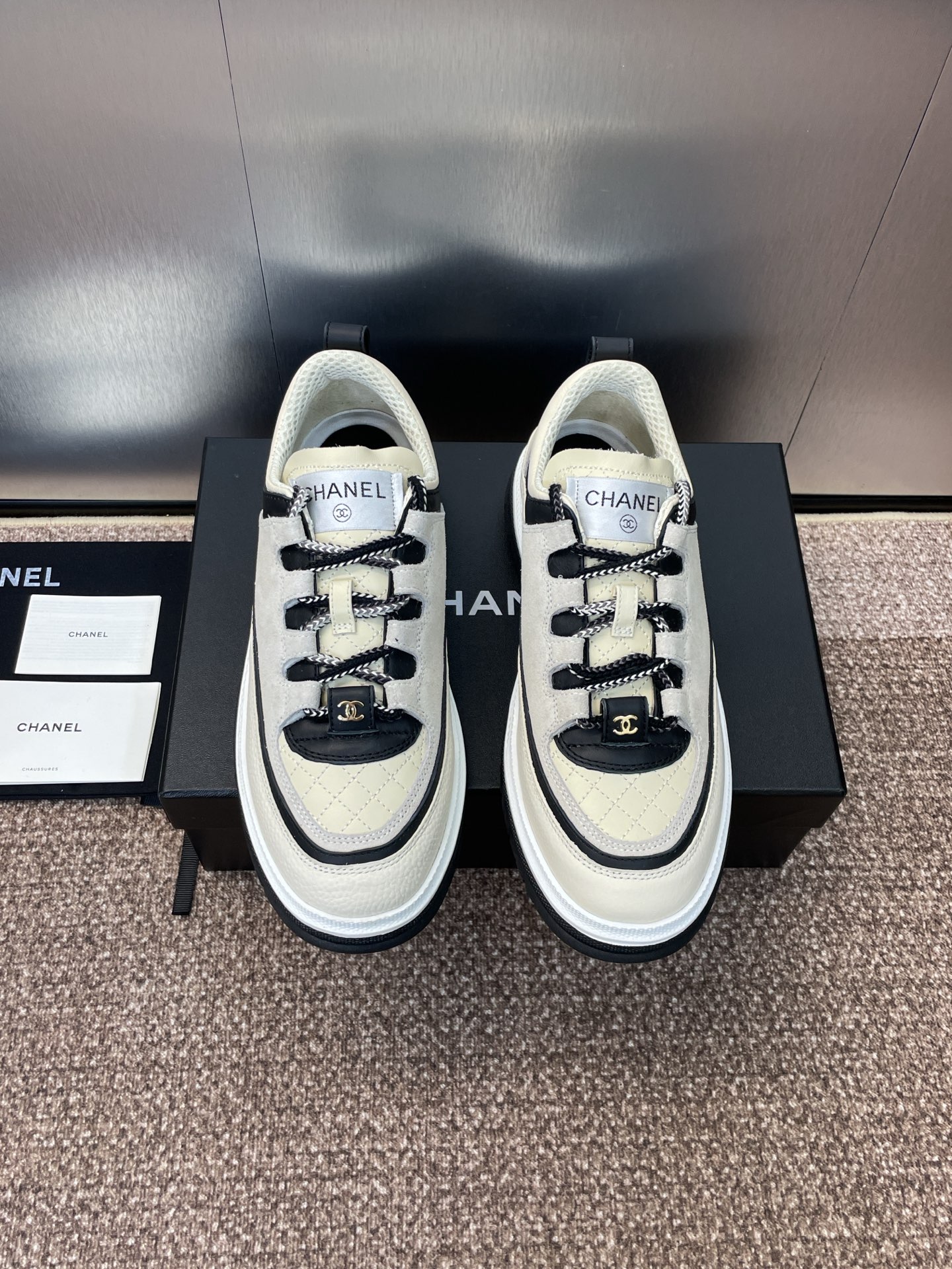 NO:491357,CHANEL Autumn and Winter Classic Series Lace-up Casual Women's Shoes, Xiaoxiang Letter Logo Thick Sole Round Toe Color-blocking Sports Daddy Shoes Material: Upper imported sheep leather/imported calfskin + environmentally friendly breathable mesh cloth inner lining + water dyed sheepskin footbed + original mold open Tpu sole Size: 35-42 (40.41.42 Customized without return or exchange), casual shoes/sports shoes, chanel, chanel, sneakers, cowhide, sheepskin, sheep19860909CHANEL 香奈儿秋冬经典系列系带休闲女鞋 小香字母logo厚底圆头拼色运动老爹鞋 材质:鞋面进口羊猄皮/进口小牛皮+环保透气网眼布内里+水染羊皮垫脚+原版开模Tpu大底 Size:35-42(40.41.42定制不退换),休闲鞋/运动鞋,chanel,chanel,sneakers,cowhide,sheepskin,sheep,Women's Shoes