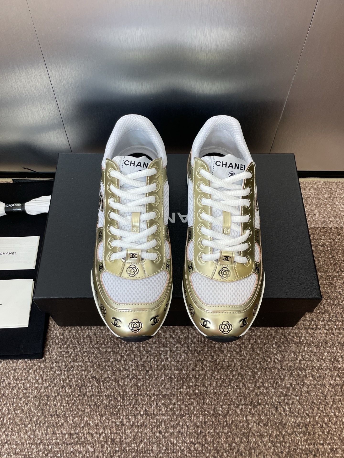 NO:491343,Women's size/men's size CHANEL Autumn and Winter Classic Series Couple Lace-up Casual Shoes Xiaoxiang Letter Logo Thick Sole Round Toe Color-blocking Sports Dad Running Shoes Material: Upper imported metal cowhide splicing environmentally friendly breathable mesh cloth + environmentally friendly breathable mesh cloth inner + water-dyed sheepskin footbed + double-layer TPU foamed sole Size: Women's size 35-42 (40.41.42 Customized without return and exchange) Men's size 38-45 (38.45 Customized without return and exchange), casual shoes/sports shoes, chanel, chanel, sneakers, cowhide, sheepskin19860909女码/男码 CHANEL 香奈儿秋冬经典系列情侣款系带休闲鞋 小香字母logo厚底圆头拼色运动老爹跑鞋 材质:鞋面进口金属牛皮拼接环保透气网眼布+环保透气网眼布内里+水染羊皮垫脚+双层TPU发泡大底 Size:女码35-42(40.41.42定制不退换)  男码38-45（38.45定制不退换）,休闲鞋/运动鞋,chanel,chanel,sneakers,cowhide,sheepskin,Women's Shoes