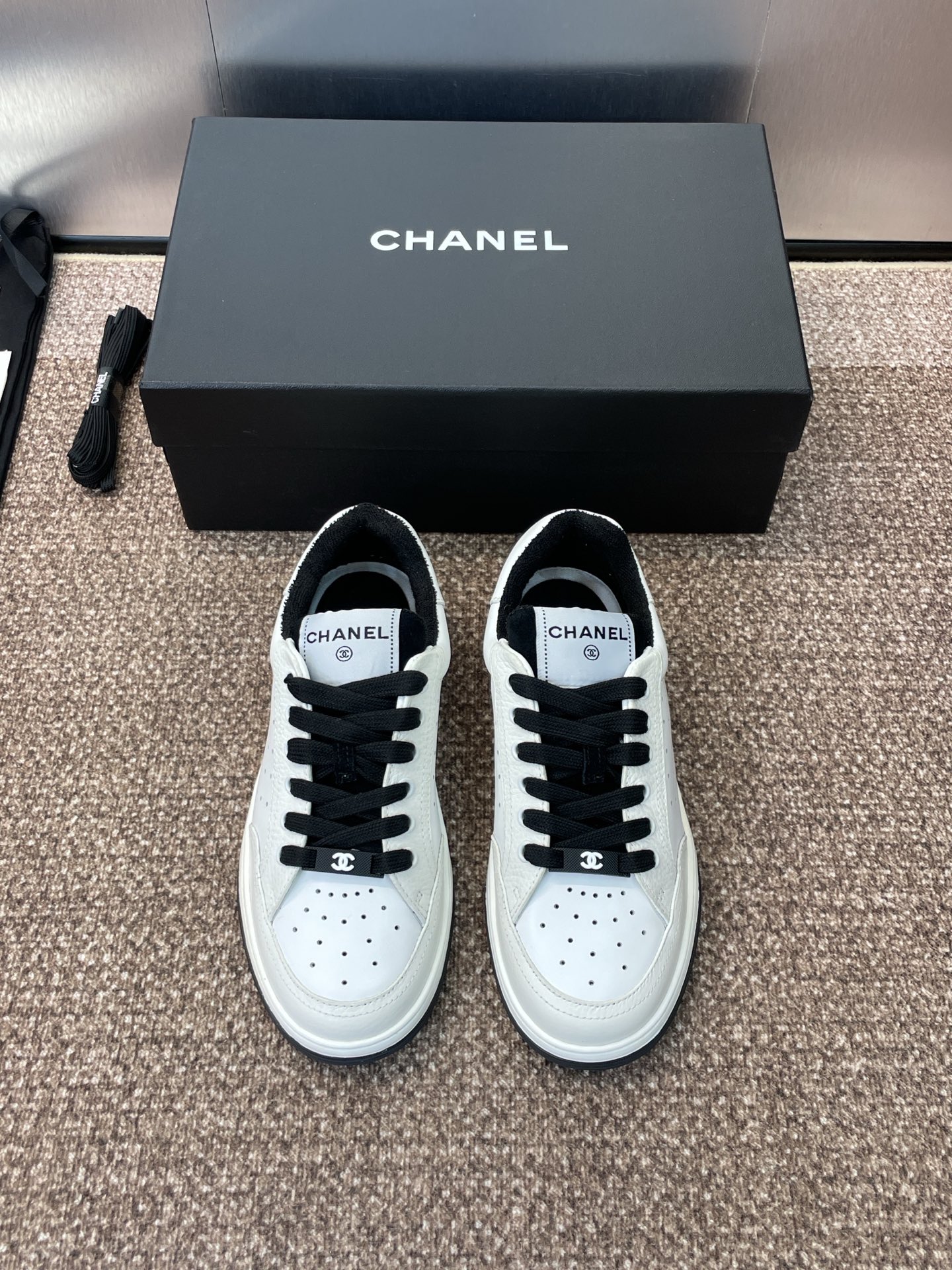 NO:491347,CHANEL Autumn and Winter Classic Series Lace-up Casual Women's Shoes, Xiaoxiang Letter Logo Thick Sole Round Toe Color-blocking Sports Skateboard Shoes Material: Upper imported sheep leather/imported sheep leather + environmentally friendly breathable mesh inner + original mold open Tpu outsole Size: Women's size 35-42 (40.41.42 custom-made without return or exchange), casual shoes/sports, chanel, chanel, sneakers, sheep19860909CHANEL 香奈儿秋冬经典系列系带休闲女鞋 小香字母logo厚底圆头拼色运动滑板鞋 材质:鞋面进口羊猄皮/进口羊猄皮+环保透气网眼内里+原版开模Tpu大底 Size:女码35-42(40.41.42定制不退换),休闲鞋/运动鞋,chanel,chanel,sneakers,sheep,Women's Shoes
