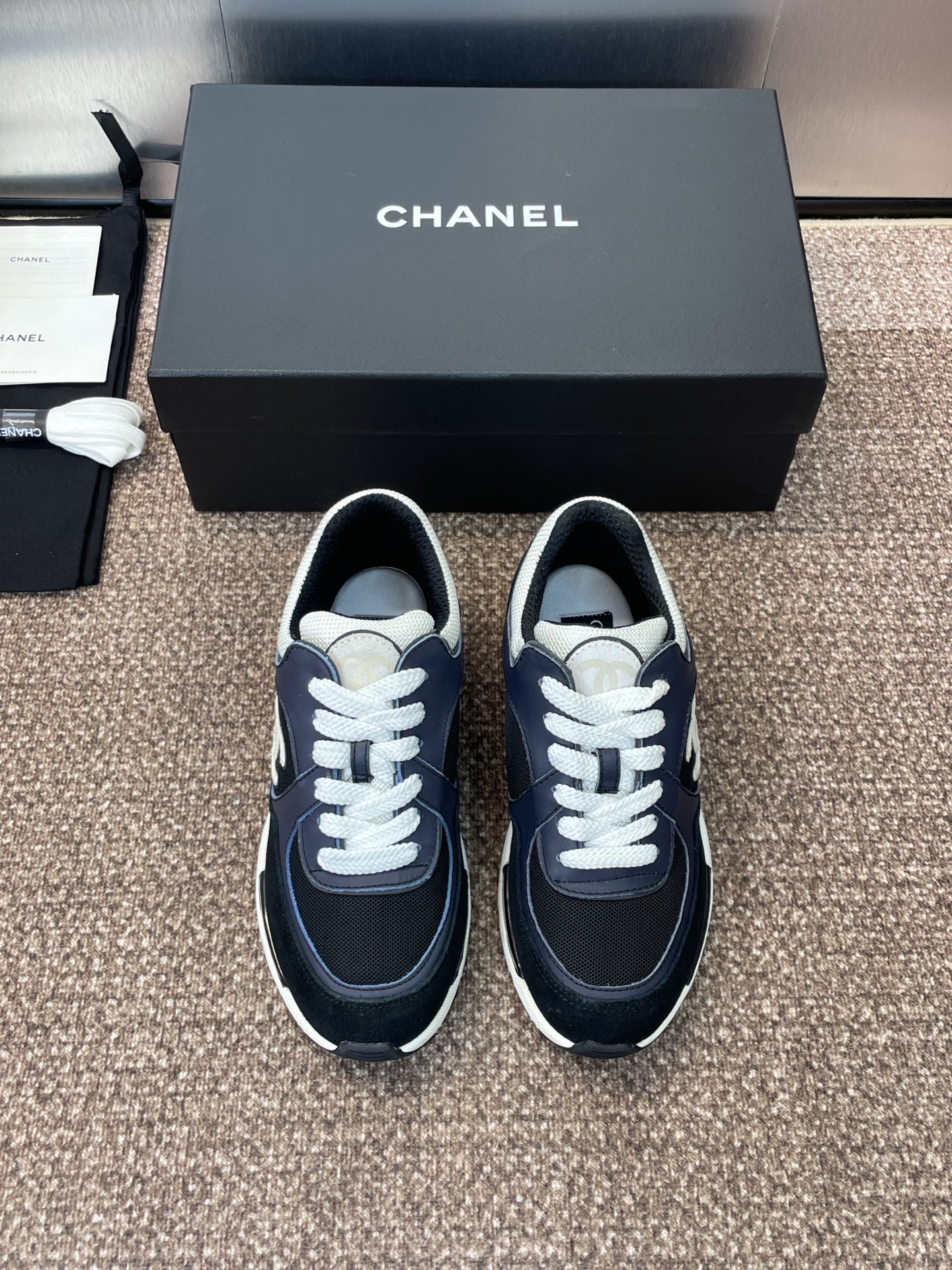 NO:491342,CHANEL Autumn and Winter Classic Series Lace-up Casual Women's Shoes, Xiaoxiang Letter Logo Thick Sole Round Toe Color-blocking Sports Dad Running Shoes Material: Imported calfskin splicing, environmentally friendly breathable mesh cloth + environmentally friendly breathable mesh cloth inner + water-dyed sheepskin footbed + double-layer TPU foamed sole Size: Women's size 35-42 (40.41.42 Customized, non-returnable), casual shoes/sports shoes, chanel, chanel, sneakers, cowhide, sheepskin19860909CHANEL 香奈儿秋冬经典系列系带休闲女鞋 小香字母logo厚底圆头拼色运动老爹跑鞋 材质:鞋面进口小牛皮拼接环保透气网眼布+环保透气网眼布内里+水染羊皮垫脚+双层TPU发泡大底 Size:女码35-42(40.41.42定制不退换),休闲鞋/运动鞋,chanel,chanel,sneakers,cowhide,sheepskin,Women's Shoes