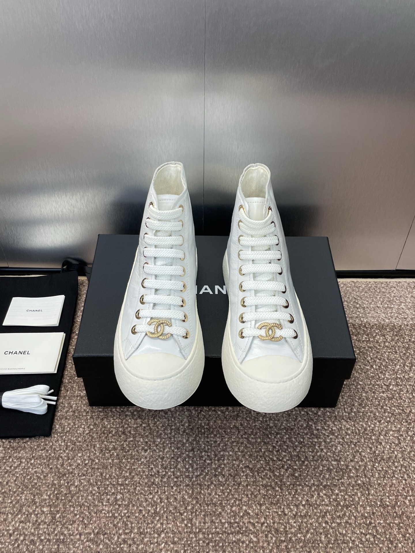 NO:491333,CHANEL Autumn and Winter Classic Series Lace-up High-top Casual Women's Shoes, Xiaoxiang Letter Logo Thick Sole Round Toe Color-blocking Sports Skateboard Shoes Material: Imported calfskin upper + Water-dyed sheepskin inner lining + original molded Tpu outsole Size: Women's Size 35-42 (40.41.42 Customized without return or exchange), Casual shoes/sports shoes, chanel, chanel, sneakers, cowhide, sheepskin19860909CHANEL 香奈儿秋冬经典系列系带高帮休闲女鞋 小香字母logo厚底圆头拼色运动滑板鞋 材质:鞋面进口小牛皮+水染羊皮内里+原版开模Tpu大底 Size:女码35-42(40.41.42定制不退换),休闲鞋/运动鞋,chanel,chanel,sneakers,cowhide,sheepskin,Women's Shoes