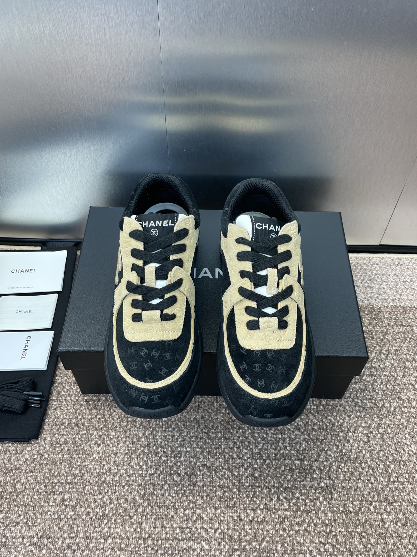 NO:491325,Women's size/men's size (embossed soles) CHANEL Autumn and Winter Classic Series Couple Lace-up Casual Shoes Xiaoxiang Letter Logo Thick Sole Round Toe Color-blocking Sports Dad Running Shoes Material: Upper imported sheep leather + environmentally friendly breathable mesh cloth inner lining + water-dyed sheepskin footbed + double-layer TPU foamed sole Size: Women's size 35-42 (40.41.42 Customized without return and exchange) Men's size 39-45 (45 Customized without return and exchange), casual shoes/sports, chanel, chanel, sneakers, sheepskin, sheep19860909女码/男码（压花鞋底） CHANEL 香奈儿秋冬经典系列情侣款系带休闲鞋 小香字母logo厚底圆头拼色运动老爹跑鞋 材质:鞋面进口羊猄皮+环保透气网眼布内里+水染羊皮垫脚+双层TPU发泡大底 Size:女码35-42(40.41.42定制不退换)  男码39-45（45定制不退换）,休闲鞋/运动鞋,chanel,chanel,sneakers,sheepskin,sheep,Women's Shoes