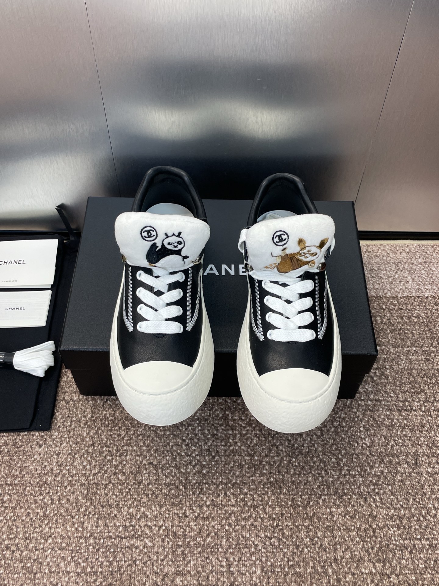 NO:491315,CHANEL Chanel autumn and winter classic electric embroidery series panda pattern lace-up casual women's shoes Xiaoxiang letter logo thick sole round toe color-blocking sports skateboard shoes Material: imported calfskin upper + water dyed sheepskin inner lining + original molded Tpu outsole Size: women's size 35-42 (40.41.42 custom-made without return or exchange), casual shoes/sports shoes, chanel, chanel, sneakers, cowhide, sheepskin19860909CHANEL 香奈儿秋冬经典电绣系列熊猫图案系带休闲女鞋 小香字母logo厚底圆头拼色运动滑板鞋 材质:鞋面进口小牛皮+水染羊皮内里+原版开模Tpu大底 Size:女码35-42(40.41.42定制不退换),休闲鞋/运动鞋,chanel,chanel,sneakers,cowhide,sheepskin,Women's Shoes