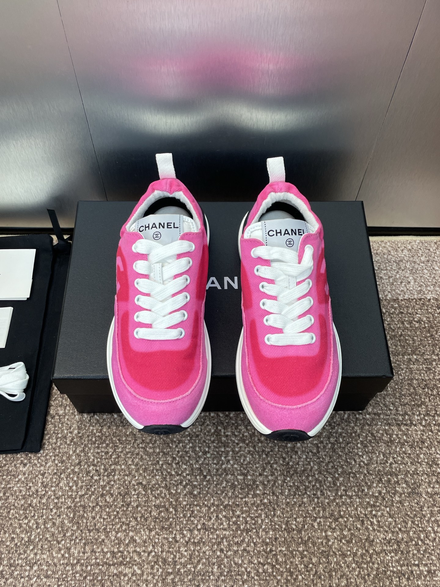 NO:490062,CHANEL Autumn and Winter Classic Series Lace-up Casual Women's Shoes, Xiaoxiang Printed Letter Logo Thick Sole Round Toe Color-blocking Sports Dad Running Shoes Material: The upper is made of imported environmentally friendly and breathable technology fabric/imported sheep skin + water-dyed sheep skin inner lining + double-layer TPU foamed sole Size: 35-42 (40.41.42 Customized without return or exchange), casual shoes/sports shoes, chanel, chanel, sneakers, sheepskin, sheep19860909CHANEL 香奈儿秋冬经典系列系带休闲女鞋 小香印花字母logo厚底圆头拼色运动老爹跑鞋 材质:鞋面采用进口环保透气科技面料/进口羊猄皮+水染羊皮内里+双层TPU发泡大底 Size:35-42(40.41.42定制不退换),休闲鞋/运动鞋,chanel,chanel,sneakers,sheepskin,sheep,Women's Shoes