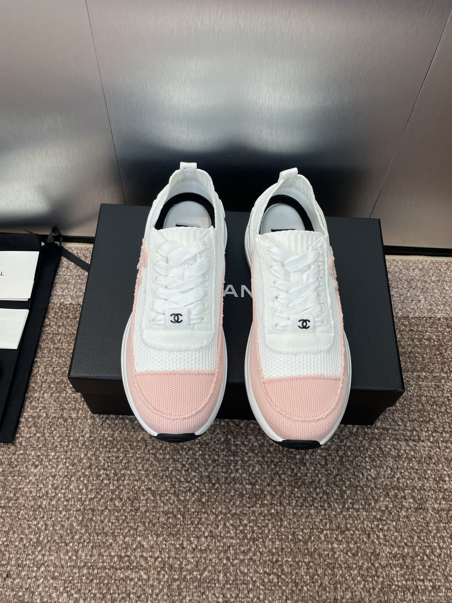 NO:490048,CHANEL Autumn and Winter Classic Series Casual Women's Running Shoes, Xiaoxiang Letter Logo Thick Sole Round Toe Color Bundle Lace Sports Dad Shoes Material: Original imported upper environmentally friendly and breathable flying fabric + water-dyed sheepskin footbed + original molded Tpu outsole Size35-42 (40.41.42 Customized without return or exchange), casual shoes/sports shoes, chanel, chanel, sneakers, sheepskin19860909CHANEL 香奈儿秋冬经典系列休闲女跑鞋 小香字母logo厚底圆头拼色系带运动老爹鞋 材质:鞋面原版进口环保透气飞织面料+水染羊皮垫脚+原版开模Tpu大底 Size35-42(40.41.42定制不退换),休闲鞋/运动鞋,chanel,chanel,sneakers,sheepskin,Women's Shoes