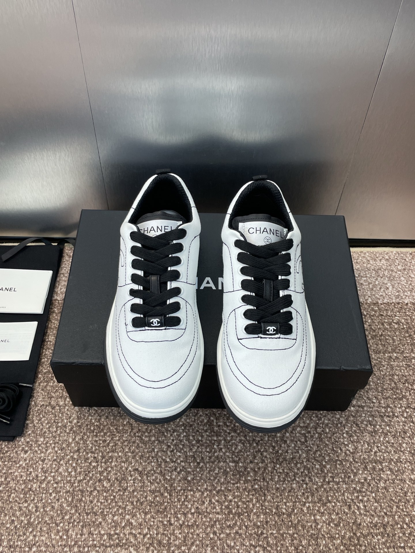 NO:490034,CHANEL Autumn and Winter Classic Series Lace-up Casual Women's Shoes Xiaoxiang Electric Embroidered Letter Logo Flat Sole Round Toe Color Block Sports Skateboard Shoes Material: Imported calfskin on the upper + Environmentally friendly breathable mesh cloth inner / Water-dyed sheepskin footbed + TPU sole Size: Women's Size 35-42 (40.41.42 Customized without return or exchange), Casual shoes/sports shoes, chanel, chanel, sneakers, cowhide, sheepskin19860909CHANEL 香奈儿秋冬经典系列系带休闲女鞋 小香电绣字母logo平底圆头拼色运动滑板鞋 材质:鞋面进口小牛皮+环保透气网眼布内里/水染羊皮垫脚+TPU大底 Size:女码35-42(40.41.42定制不退换),休闲鞋/运动鞋,chanel,chanel,sneakers,cowhide,sheepskin,Women's Shoes