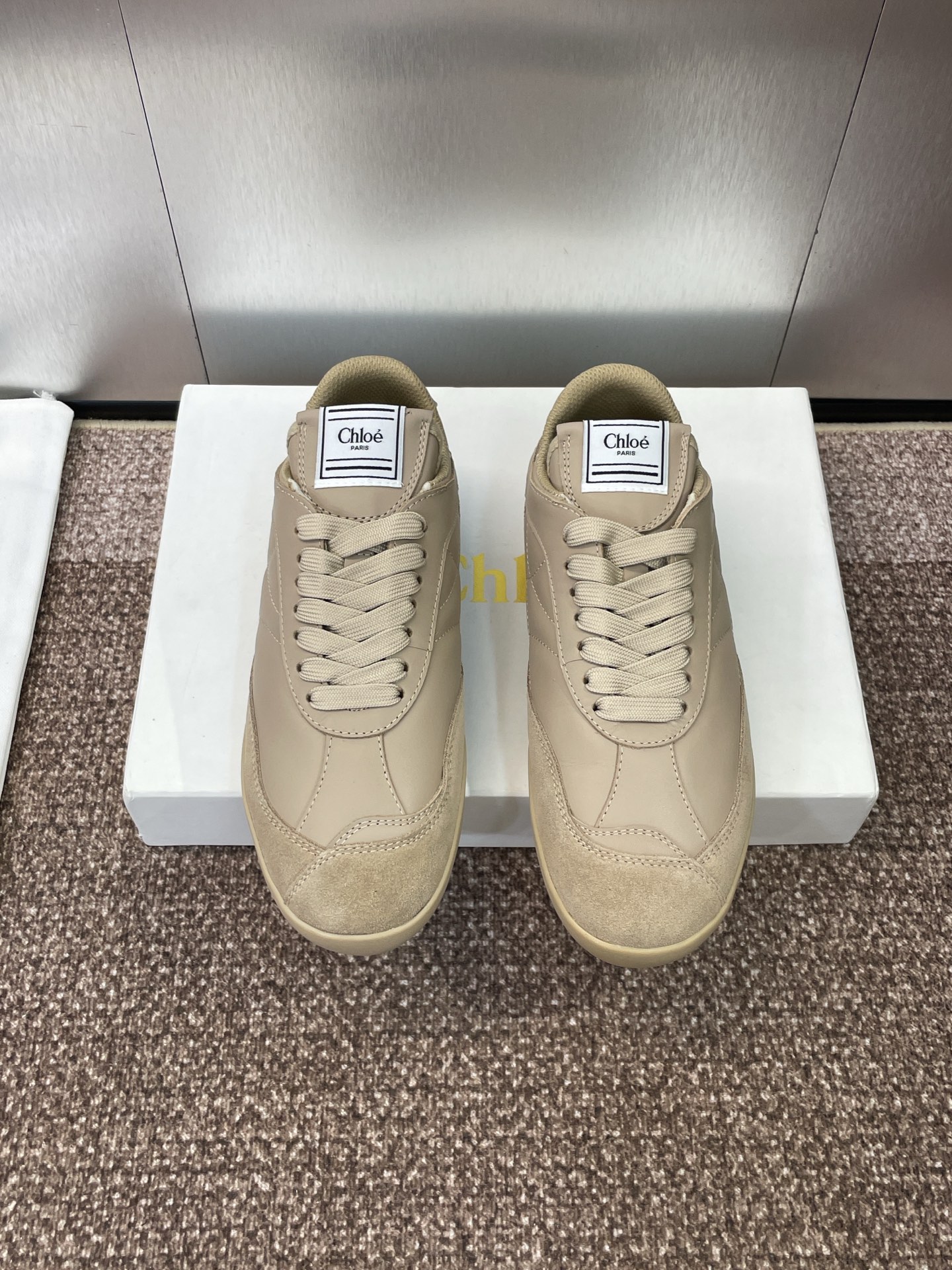 NO:491298,: Mesh leather/full leather Chloe Kouyi Autumn and winter show new sports training running shoes Celebrity same style low-top flat-sole lace-up casual and fashionable color-blocking Forrest Gump shoes Top high-end version on the market Material: upper imported calf leather/imported sheep leather/environmentally friendly breathable mesh cloth + fabric inner lining + water dyed sheepskin foam footbed + original mold open TPU sole Size: women's size 35-42 (40.41.42 custom-made without return or exchange), casual shoes/sports shoes, chloe, loewe, sneakers, cowhide, sheepskin, sheep19860909:网皮/全皮 Chloe 蔻依 秋冬走秀新款运动徳训跑鞋 明星同款低帮平底系带休闲时尚拼色阿甘鞋 市面顶级高端版本 材质:鞋面进口小牛皮/进口羊猄皮/环保透气网眼布+织物内里+水染羊皮发泡垫脚+原版开模TPU大底 Size:女码35-42(40.41.42定制不退换）,休闲鞋/运动鞋,chloe,loewe,sneakers,cowhide,sheepskin,sheep,Women's Shoes