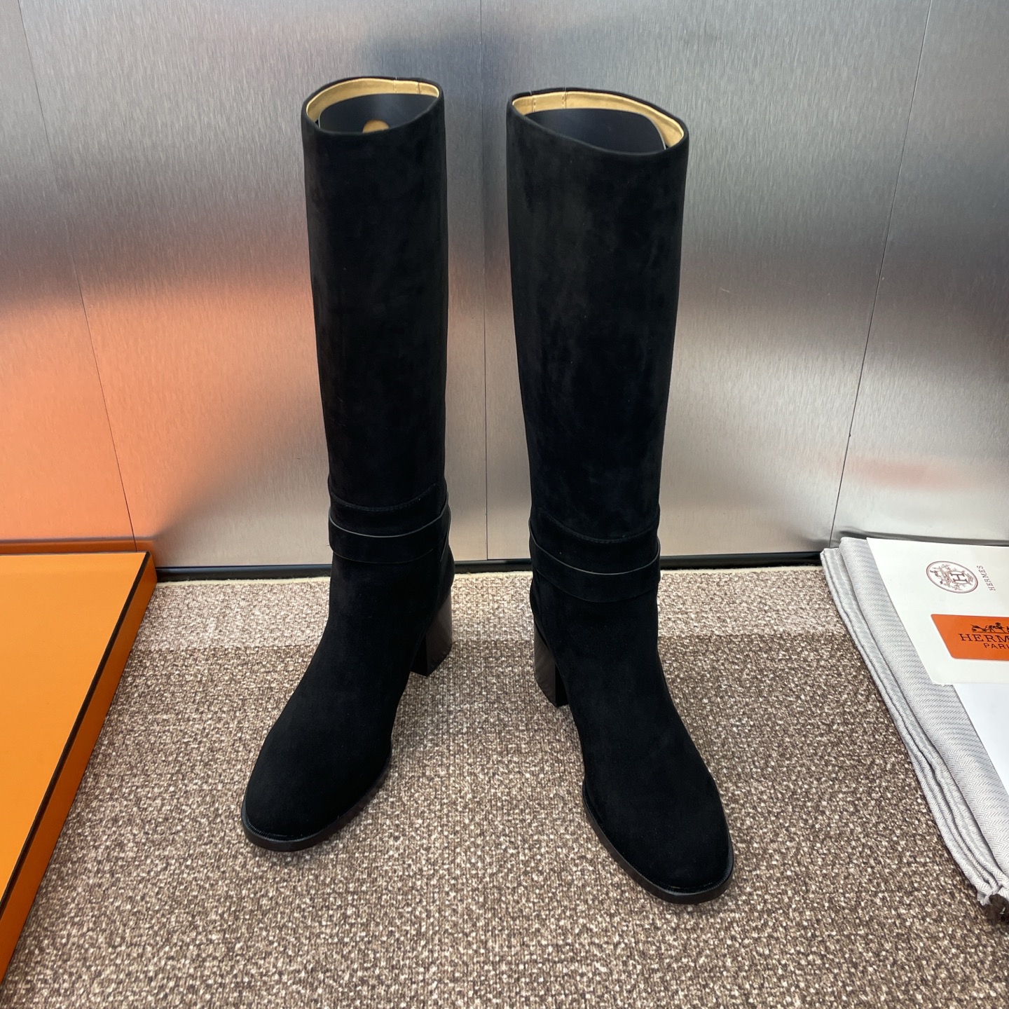 NO:496710,Hermes classic series Jill punk style Glenan hardware buckle mid-heel over-knee women's boots H-family star style thick heel round toe one foot motorcycle rider military boots Material: upper imported calfskin/imported sheep leather + water dyed cowhide inner + Italian leather outsole Heel height: 6CM Size34-42 (34.40.41.42 custom-made without return), boots, hermes, hermes, jil sander, boots, cowhide, sheep, Leather soles19860909Hermes爱马仕经典系列Jill 朋克风格Glenan 五金扣中跟过膝女长靴 H家明星同款粗跟圆头一脚蹬机车骑士军靴 材质:鞋面进口小牛皮/进口羊猄皮+水染牛皮内里+意大利真皮大底 跟高:6CM Size34-42(34.40.41.42定制不退换),靴子,hermes,hermes,jil sander,boots,cowhide,sheep,Leather soles,Women's Shoes