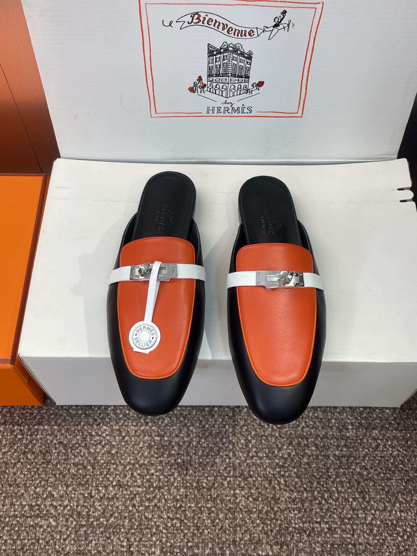 NO:495557,Dongguan Purchase Grade Hermes Hermes Spring and Summer Classic Kelly Buckle OZ Color-blocked Women's Shoes H Home Flat Sole Round-toe Muller Sandal Slippers Material Imported Calfskin + Water-dyed Sheepskin + Italian genuine leather sole Size: 34-43 (34.40.41.42.43 Customized No Returns and Exchanges), Semi-Travel, Hermes, Hermes, Slippers, Cowhide, Sheepskin, Leather Soles19860909莞产 代购级 爱马仕 Hermes 春夏经典款 Kelly扣 OZ拼色女鞋 H家平底圆头穆勒凉拖鞋 材质进口小牛皮+水染羊皮水里+意大利真皮大底 Size: 34-43（34.40.41.42.43定制不退换）,半拖,hermes,hermes,slippers,cowhide,sheepskin,Leather soles,Women's Shoes
